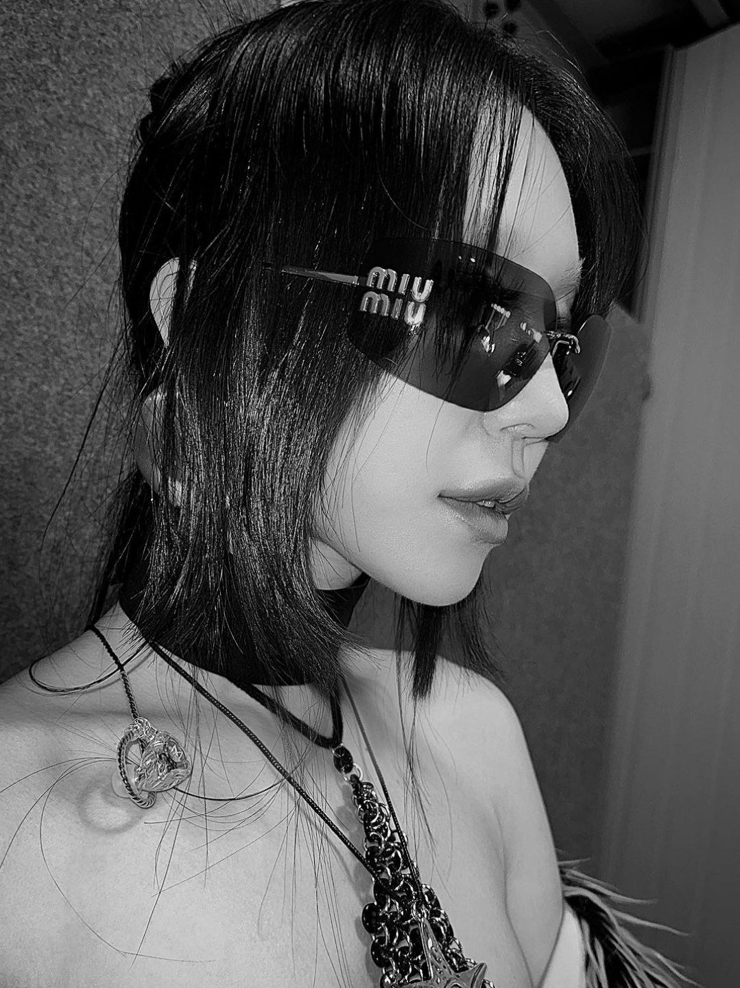 (W) Miu Miu Runway Sunglasses Slate Grey Lenses Gold Metal 착용 스타일