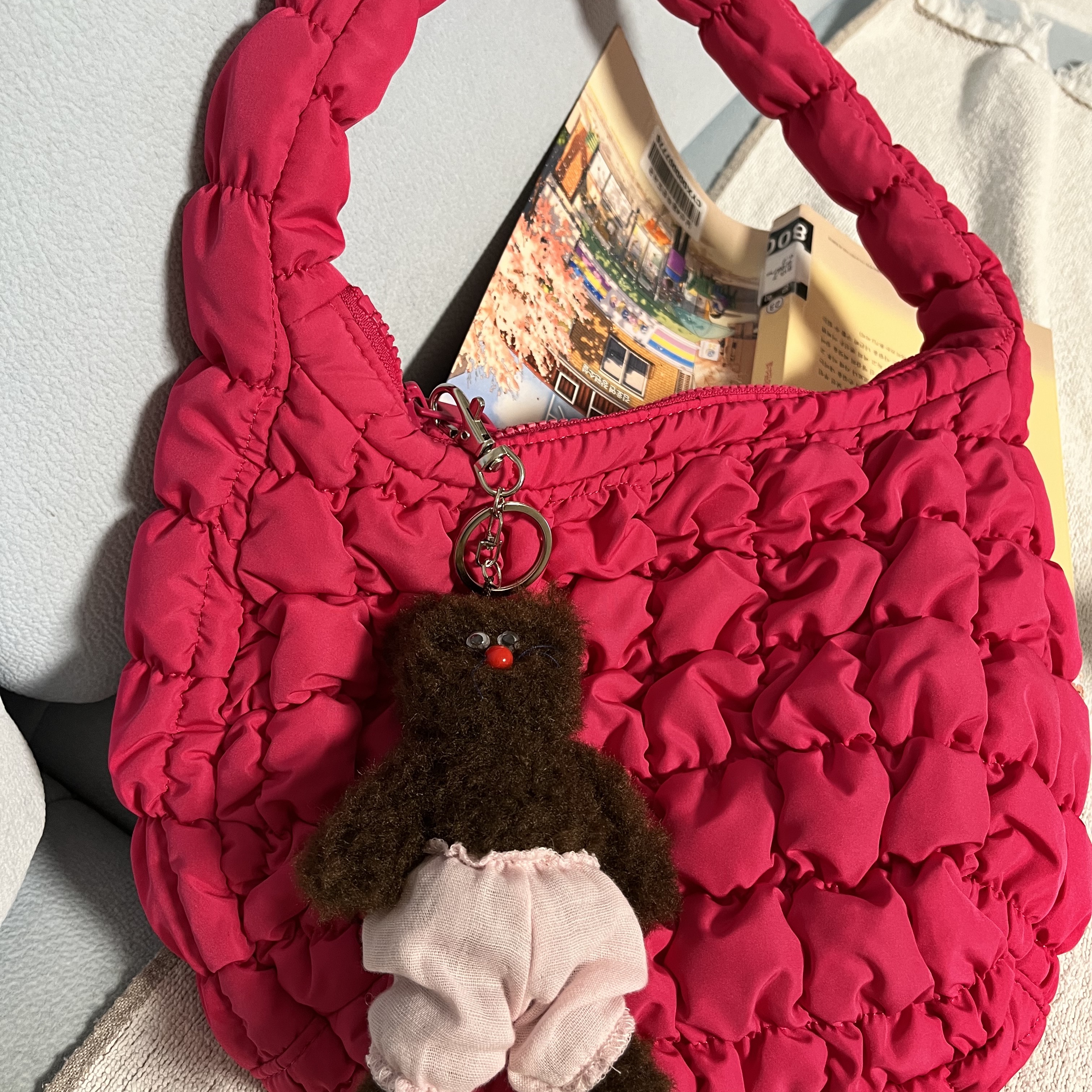 Monamhee Bred Keyring with Pink Pants Brown 착용 스타일 - 2