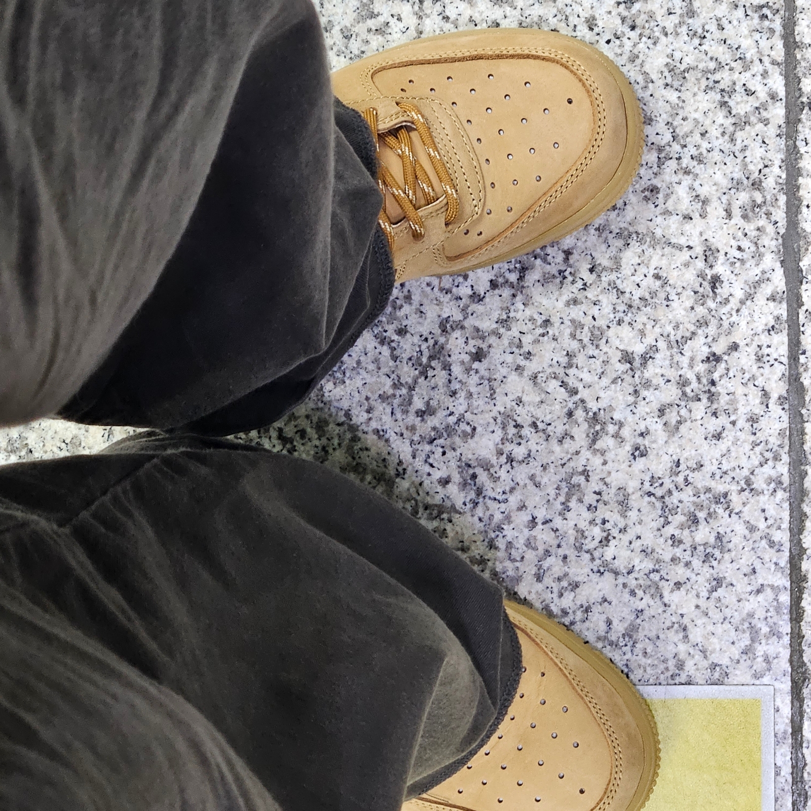 Nike Air Force 1 '07 WB Flax 착용 스타일 - 1