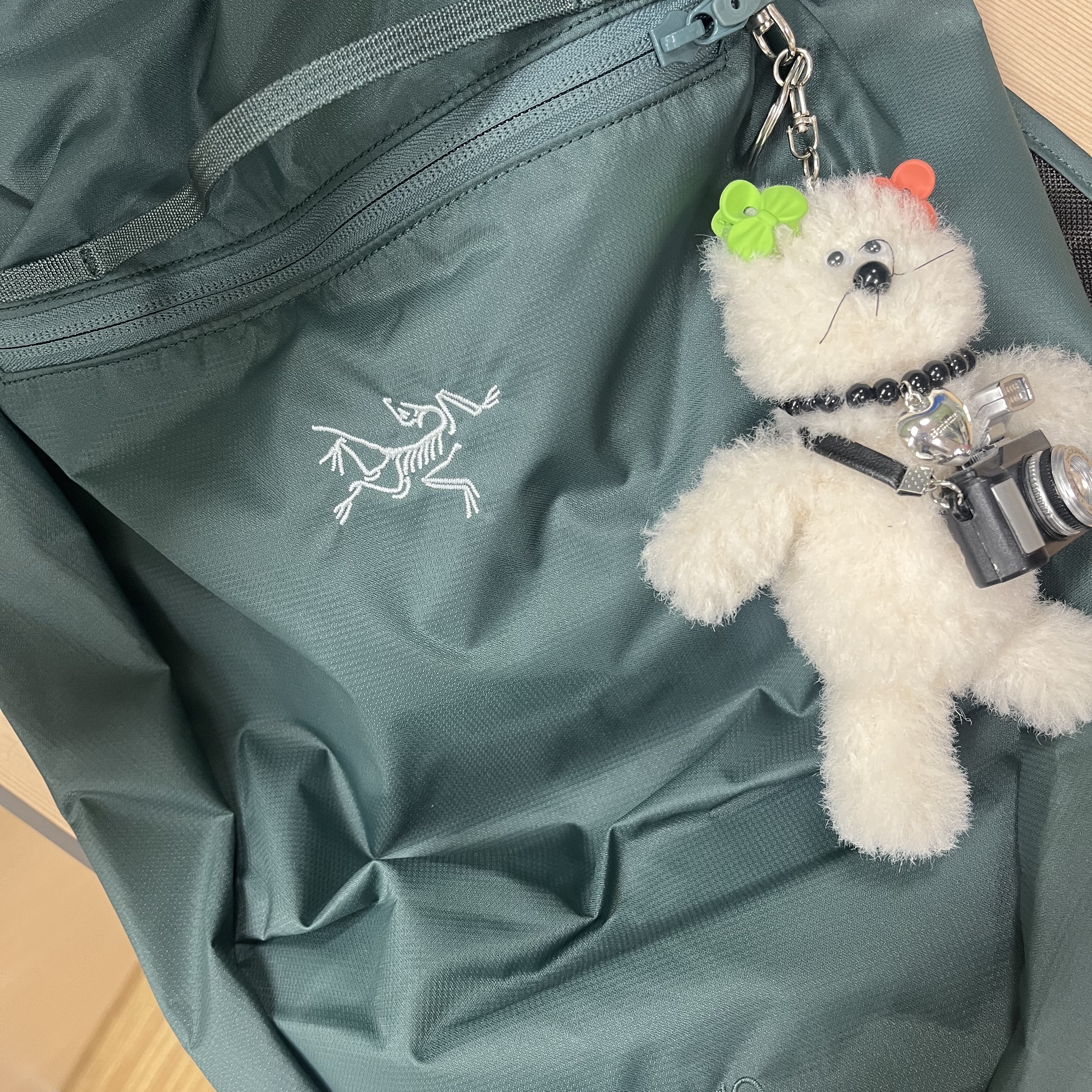 Arc'teryx Heliad 10 Backpack Boxcar, [KREAM 단독] Monamhee Creami Keyring Cream 착용 스타일