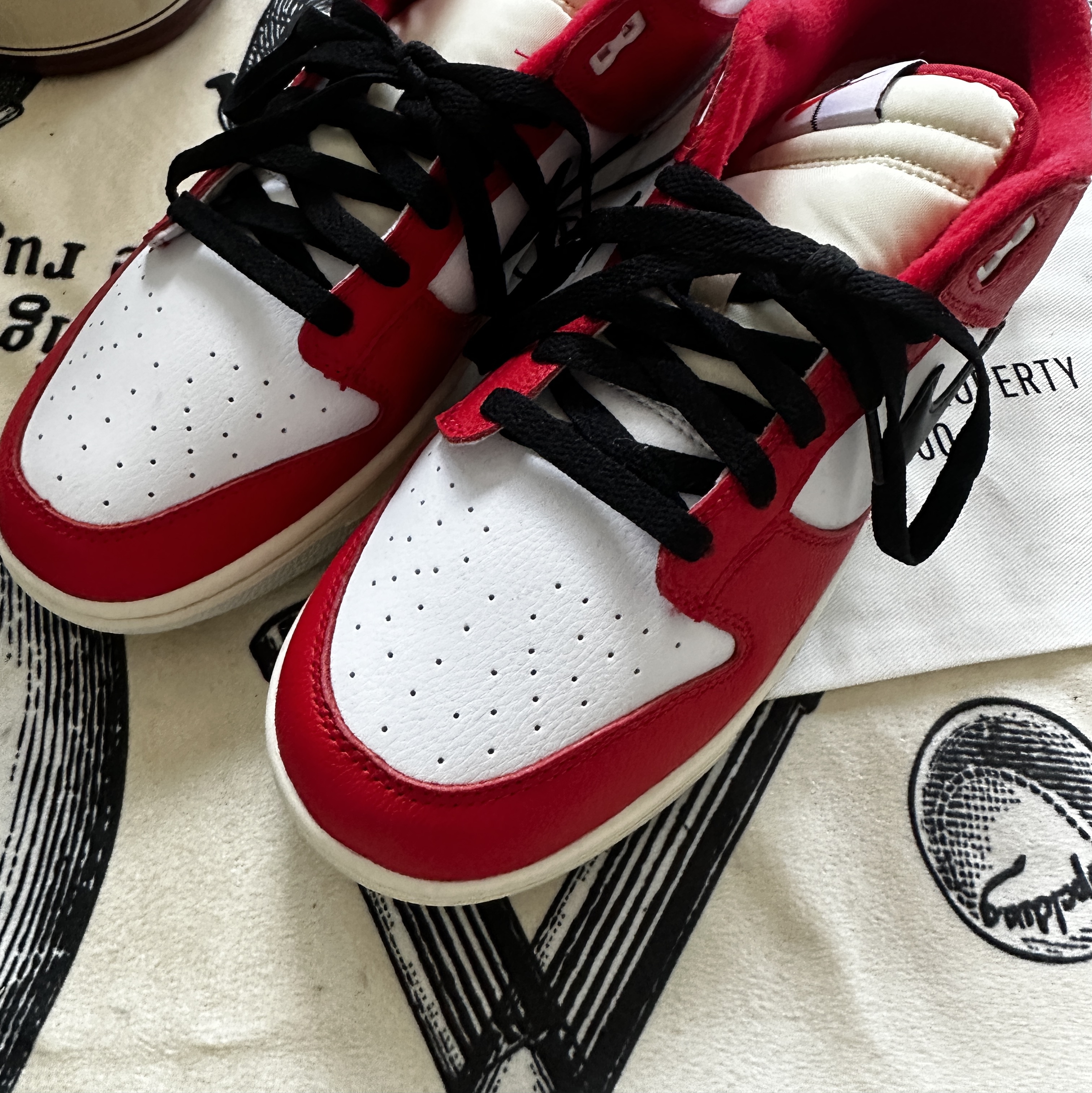 Nike Dunk Low Retro PRM University Red Black 착용 스타일 - 2