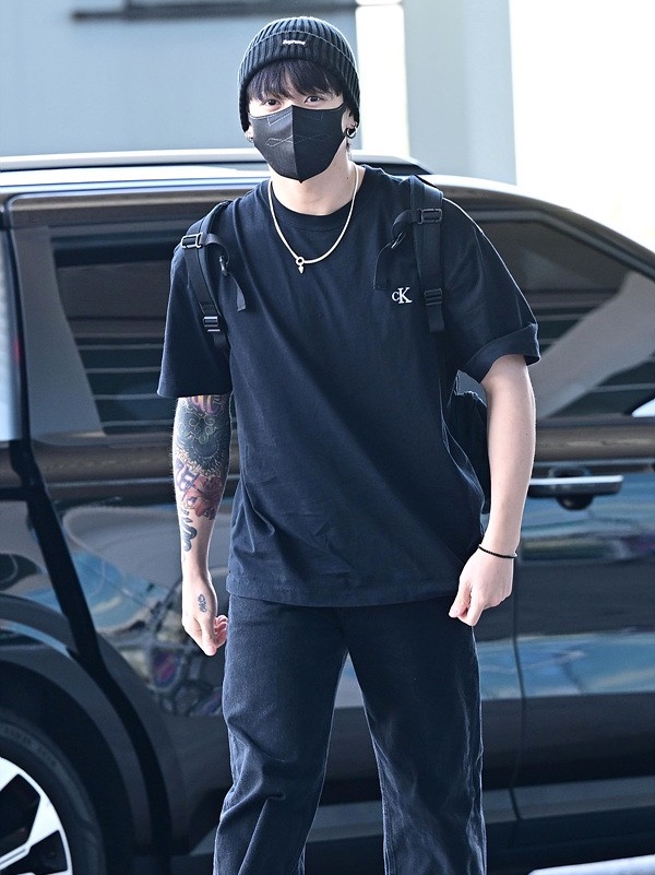 Supreme Overdyed Beanie Black 착용 스타일
