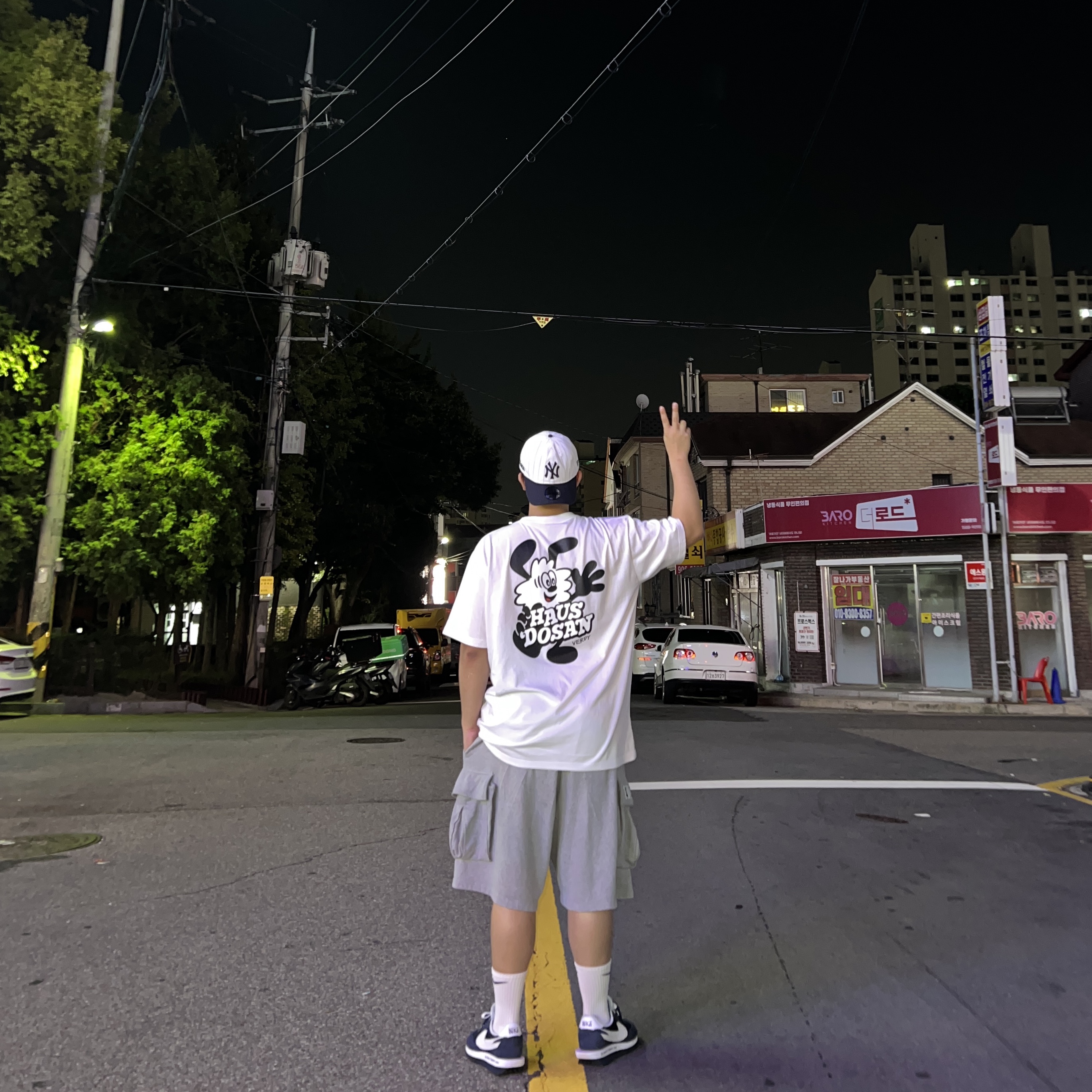 Verdy x Haus Dosan T-Shirt White, Nike x Sacai x Fragment LDWaffle Blackened Blue 착용 스타일