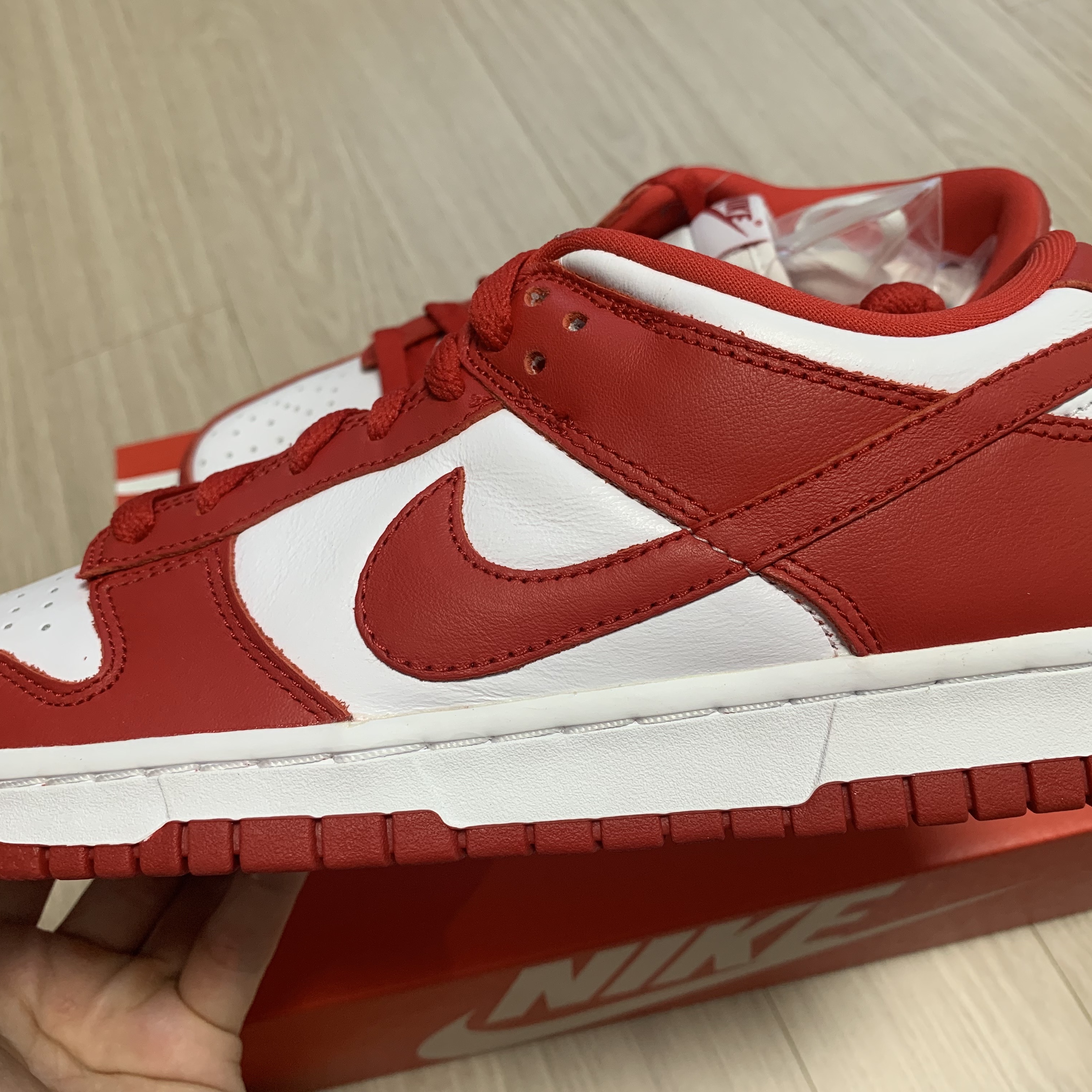 Supreme Washed Chino Twill Camp Cap Red, Nike Dunk Low SP White and University Red 2023 착용 스타일 - 3