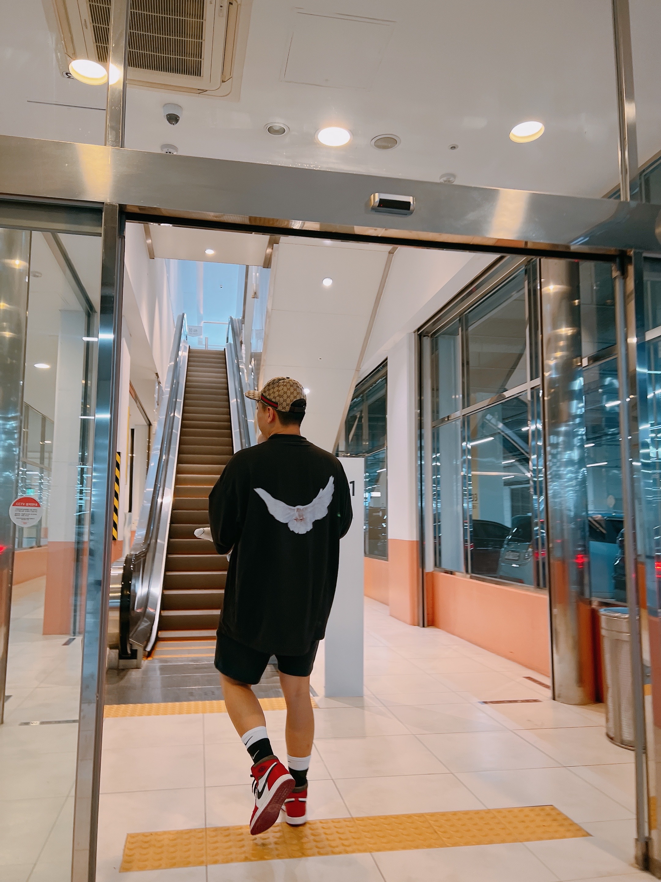 Jordan 1 Retro High OG Chicago 2022, Nike Everyday Plus Cushioned Training Crew Socks Black White (Korean Ver.) 착용 스타일 - 2