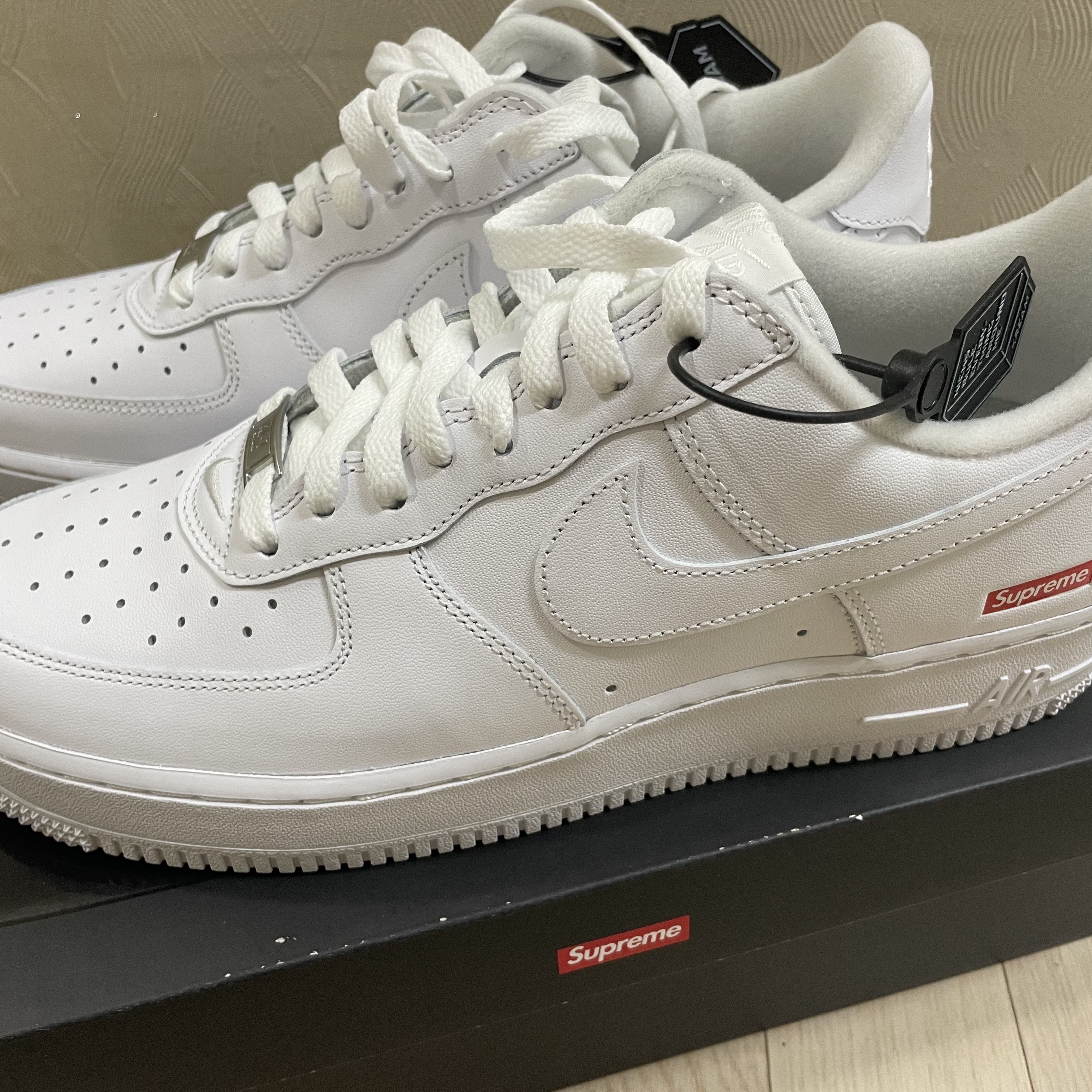 Nike x Supreme Air Force 1 Low White 착용 스타일