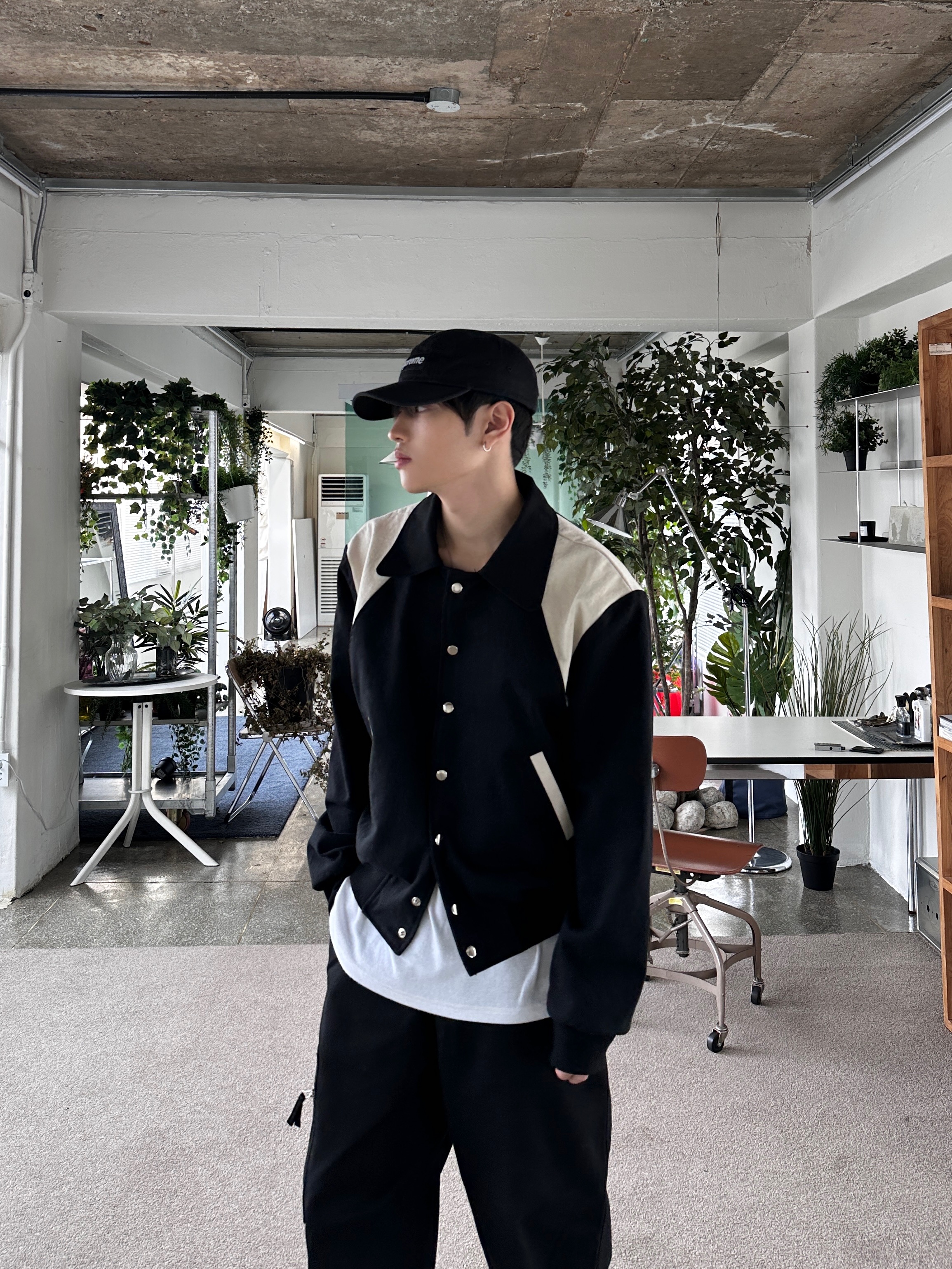 Maison Mihara Yasuhiro Wayne OG Sole Leather Low-top Sneakers Black White, Supreme Washed Chino Twill Camp Cap Black 착용 스타일 - 3