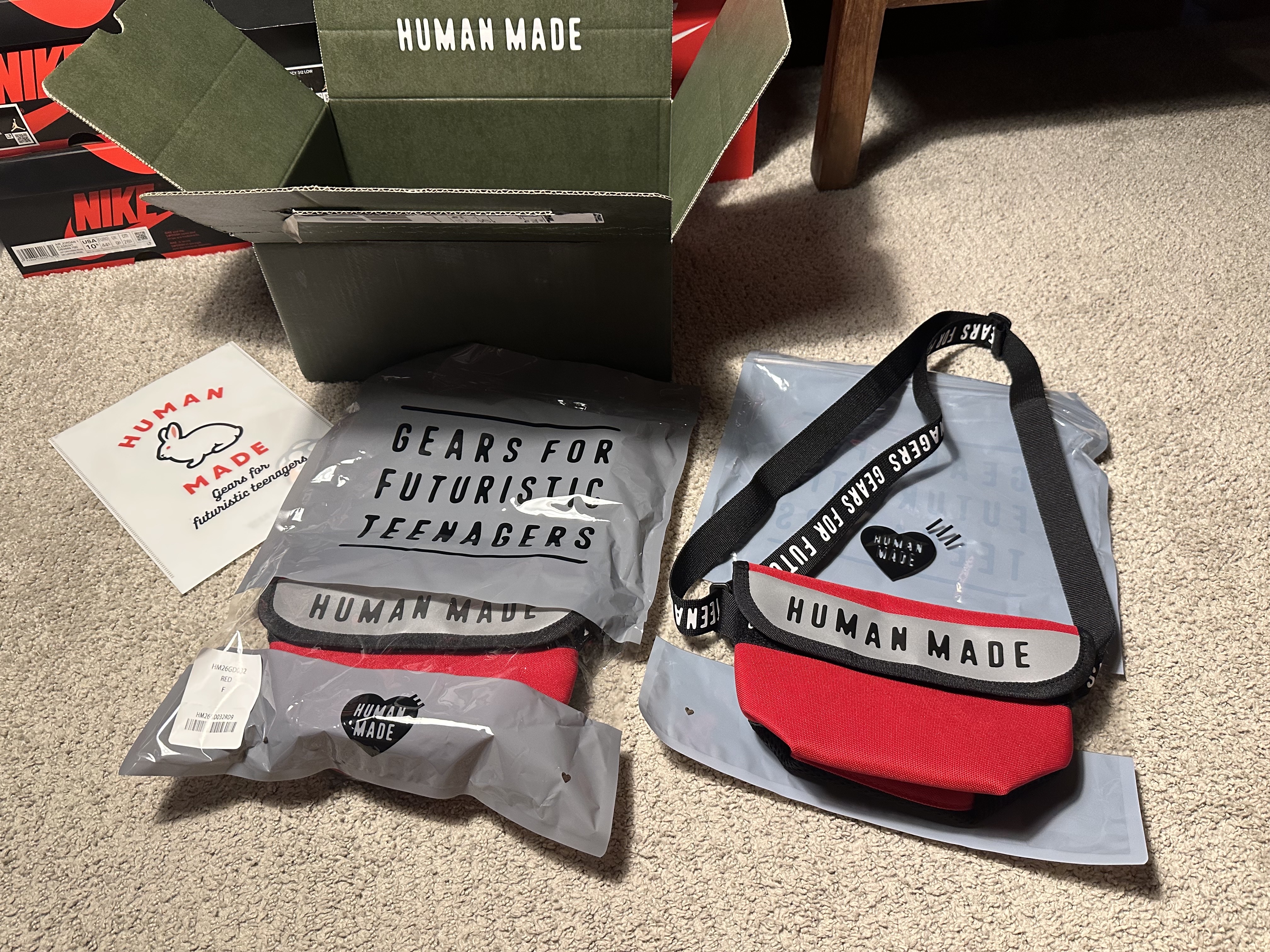 Human Made Messenger Bag Small Red 착용 스타일 - 1