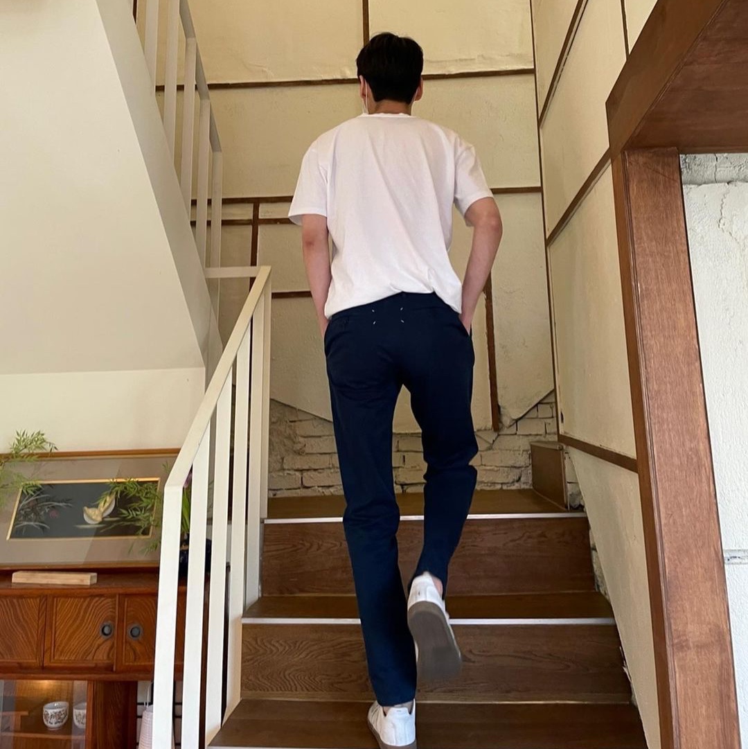 Maison Margiela Wool Gabardine Trousers Dark Blue, Maison Margiela Replica Paint Drop Sneakers 착용 스타일 - 2