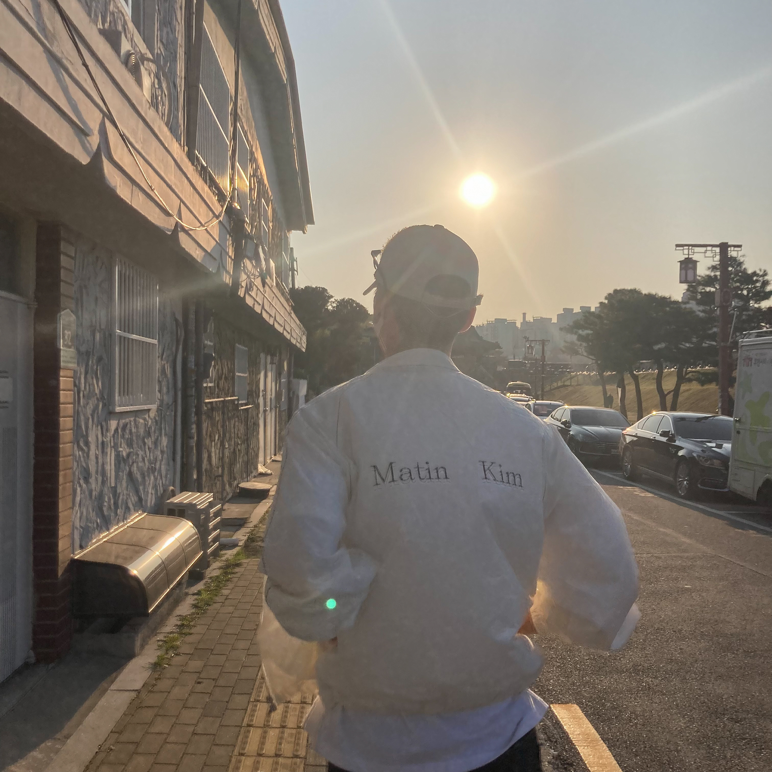 (W) Matin Kim Logo Coating Jumper Ivory 착용 스타일 - 1