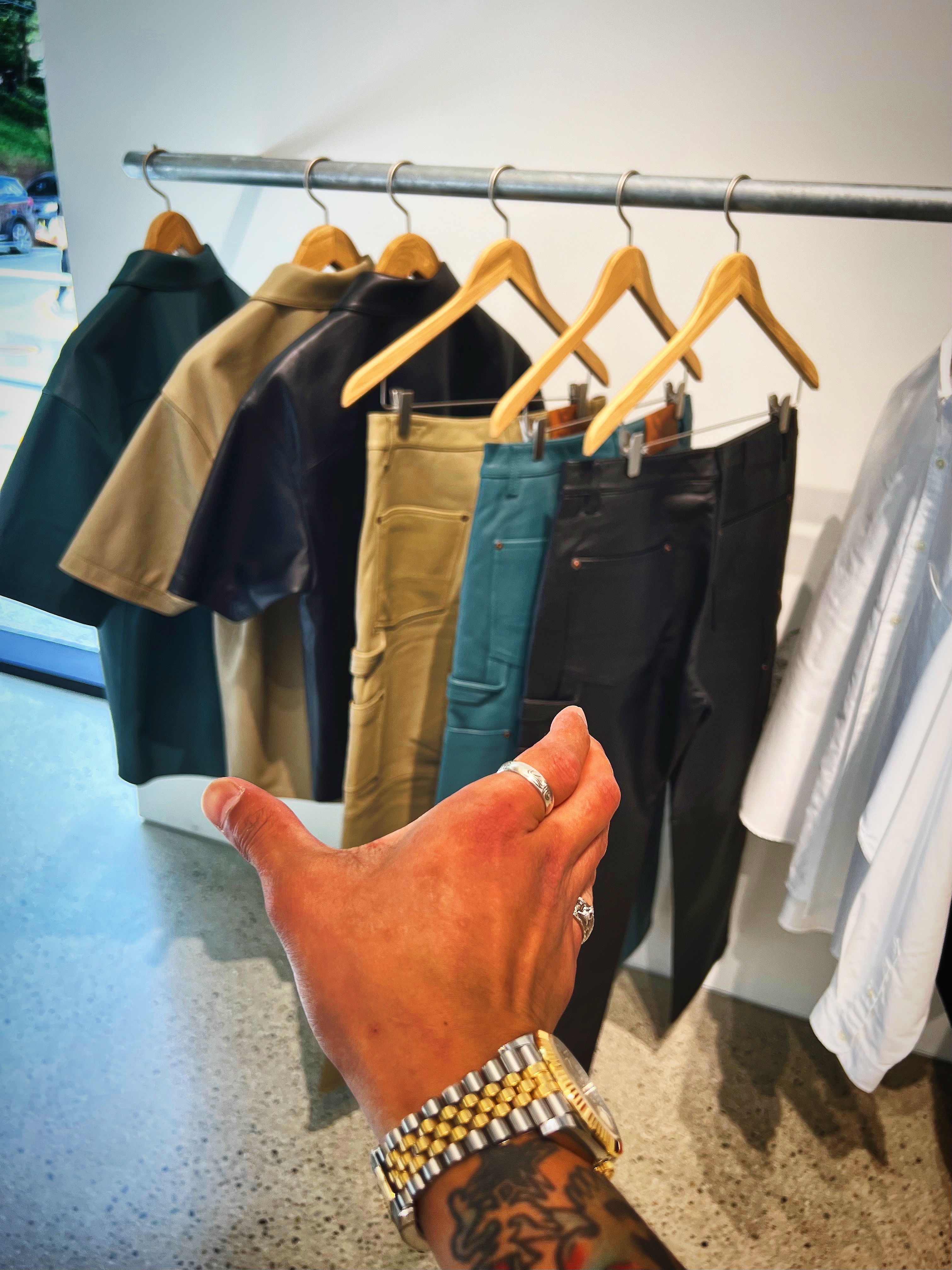 Supreme Leather S/S Work Shirt Tan - 23FW, Supreme Leather Double Knee Painter Pant Tan - 23FW 착용 스타일 - 2