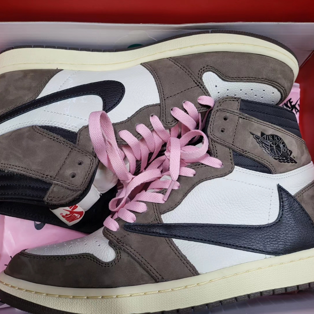 Jordan 1 x Travis Scott Retro High OG SP Mocha 착용 스타일 - 1
