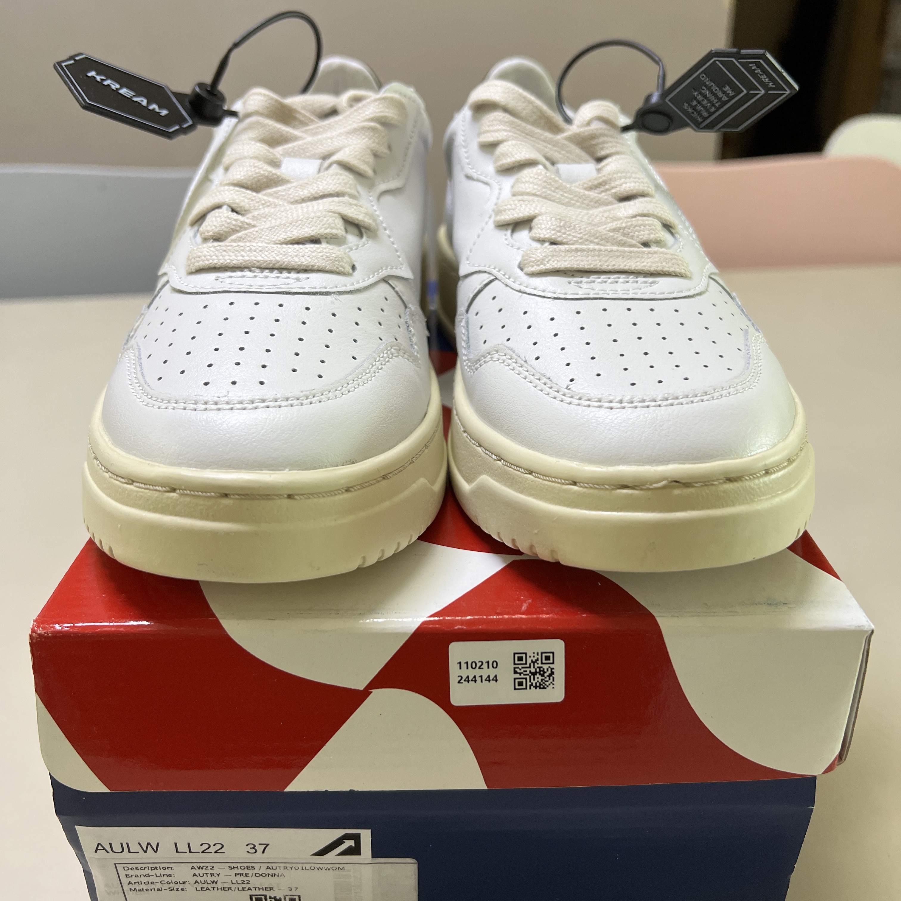 (W) Autry Medalist Low Leather Sneakers White Black 착용 스타일 - 1