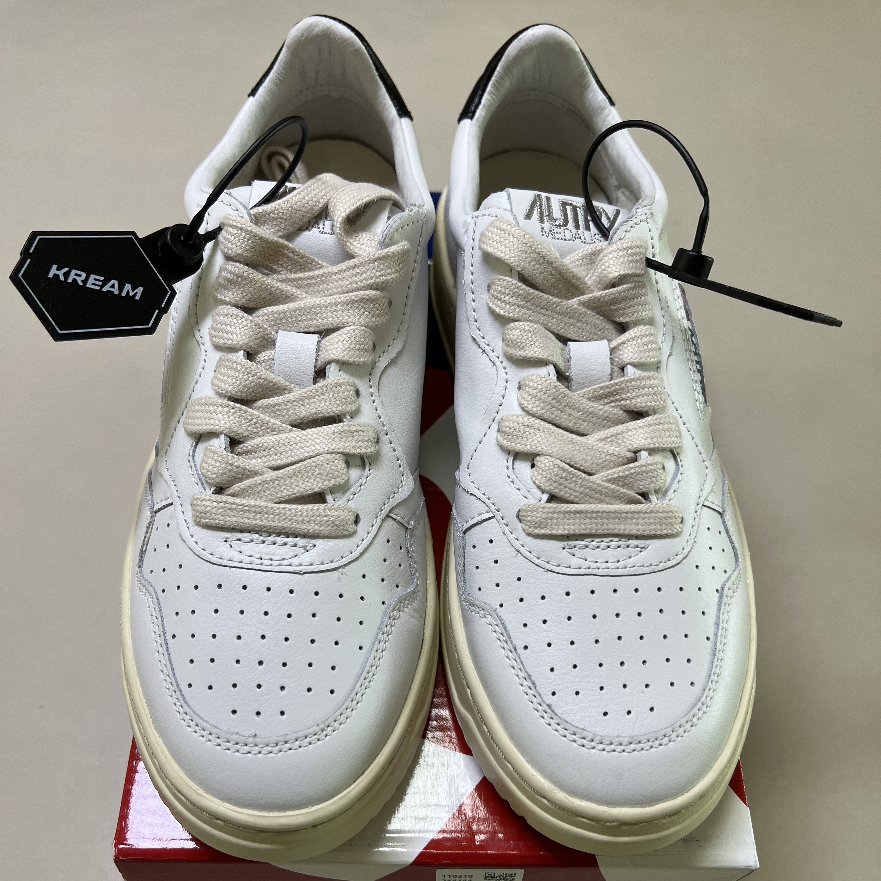 (W) Autry Medalist Low Leather Sneakers White Black 착용 스타일 - 2