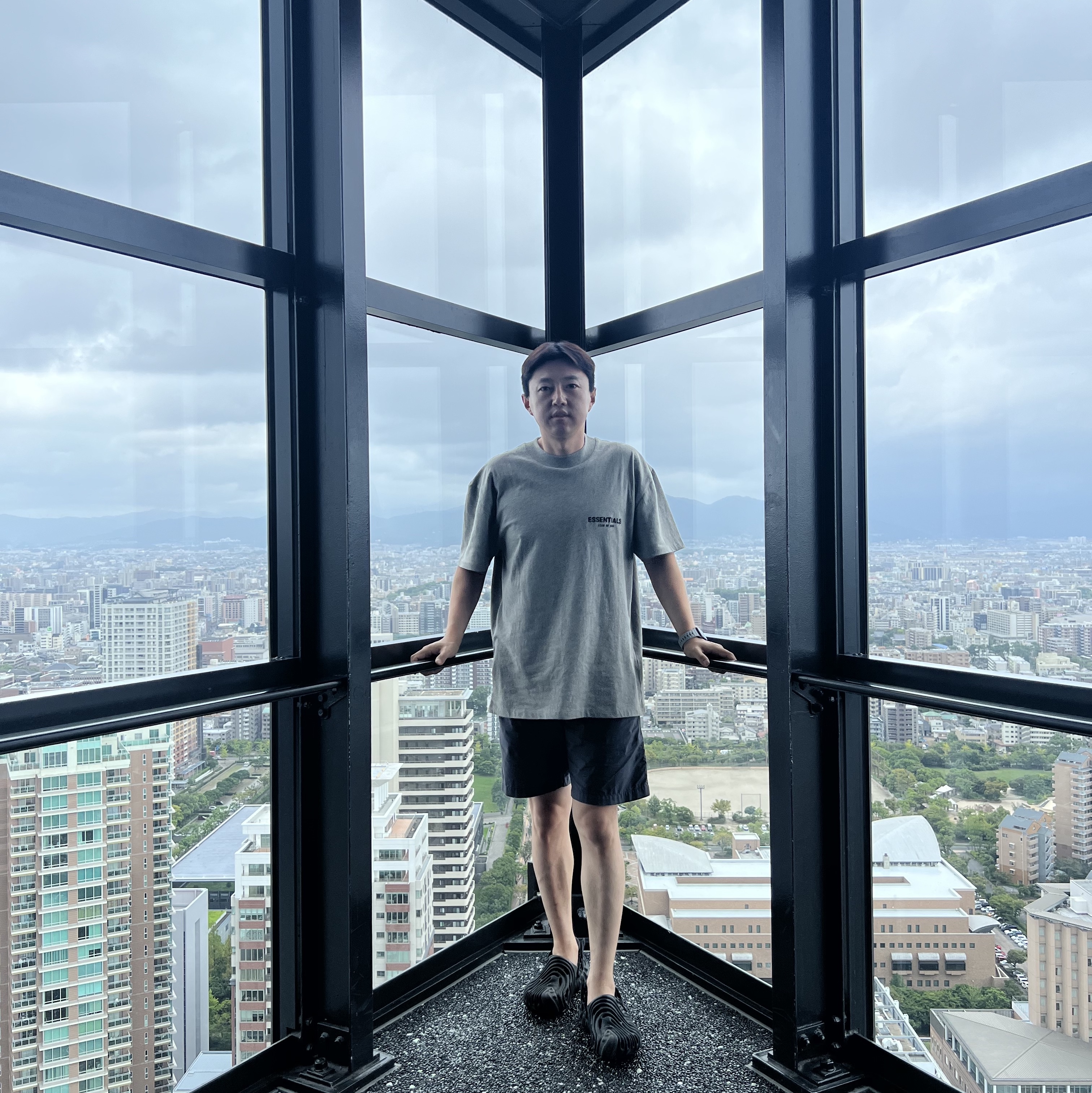 Essentials The Core Collection T-Shirt Dark Oatmeal, Crocs x Salehe Bembury Pollex Clog Sasquatch 착용 스타일