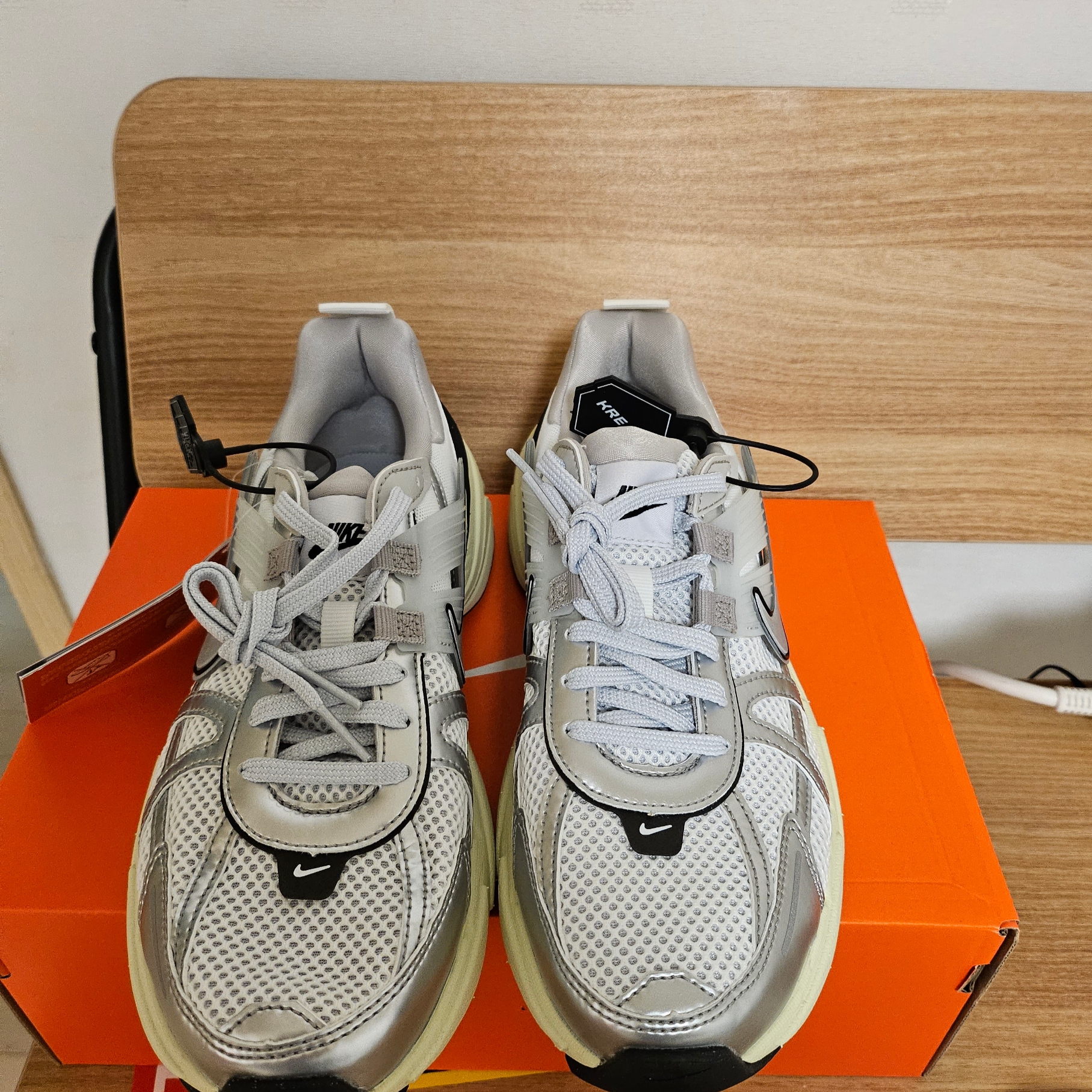 Nike V2K Run Summit White Metallic Silver 착용 스타일 - 3