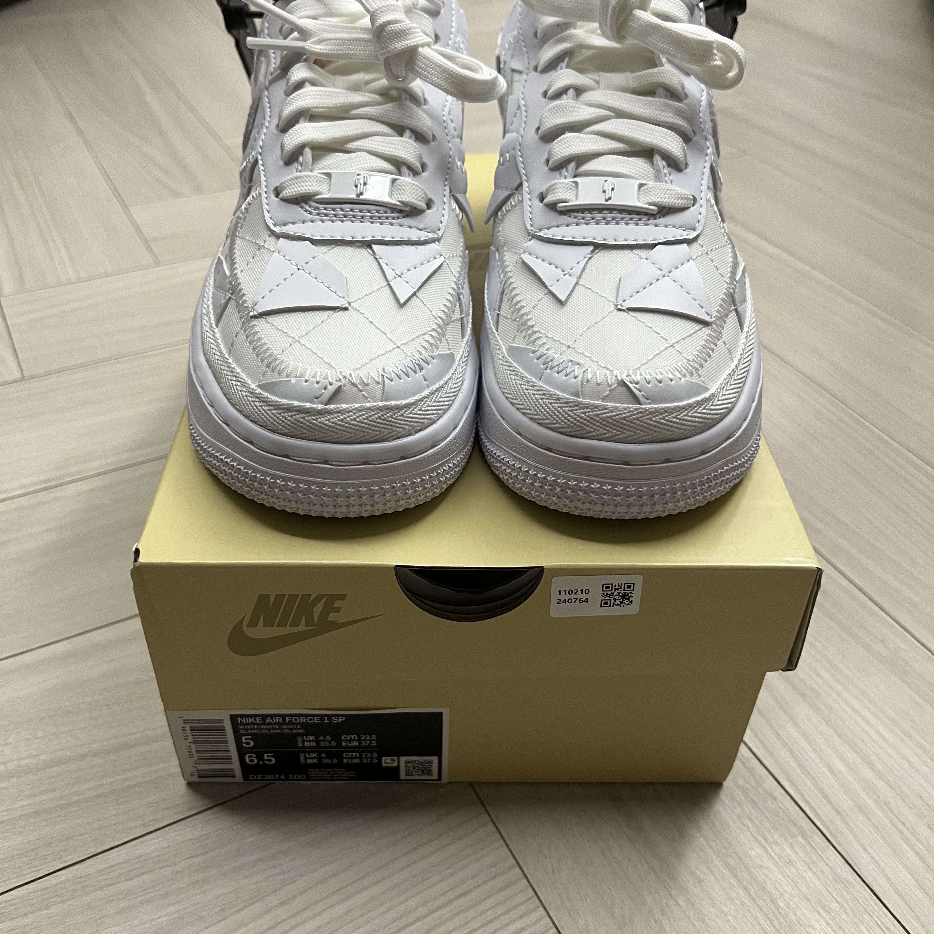 Nike x Billie Eilish Air Force 1 Low SP Triple White 착용 스타일 - 5