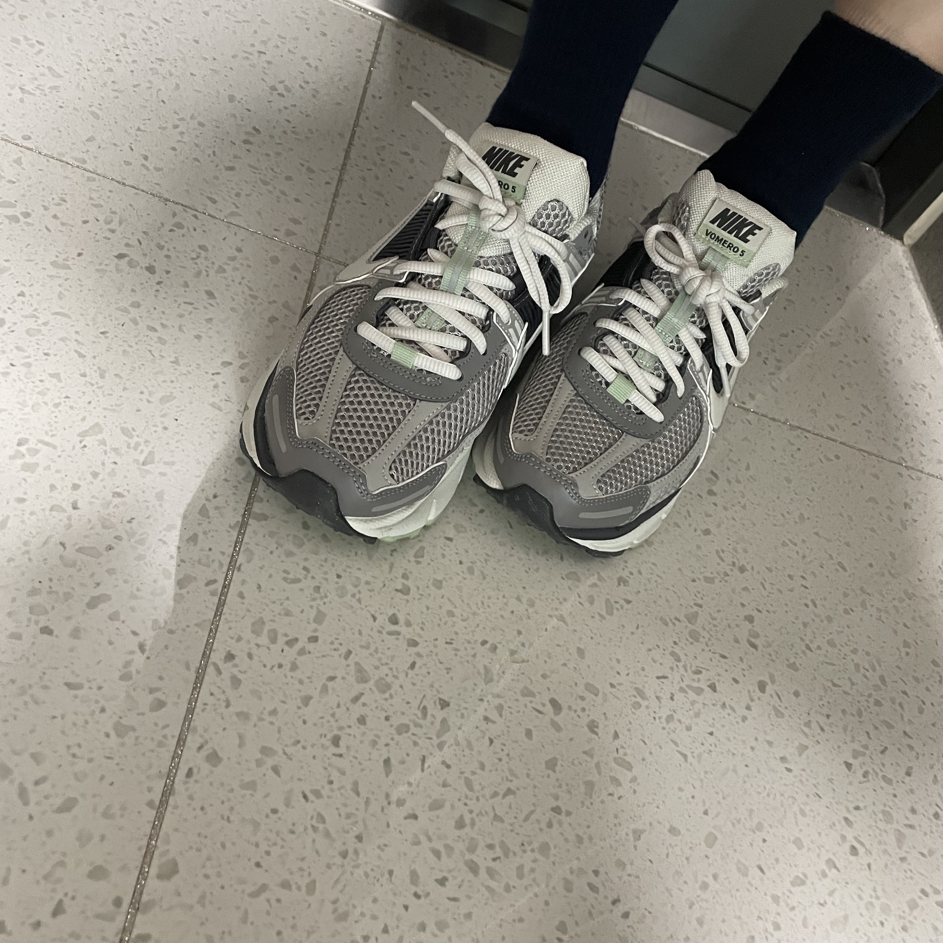 (W) Nike Zoom Vomero 5 Cobblestone and Flat Pewter 착용 스타일 - 2