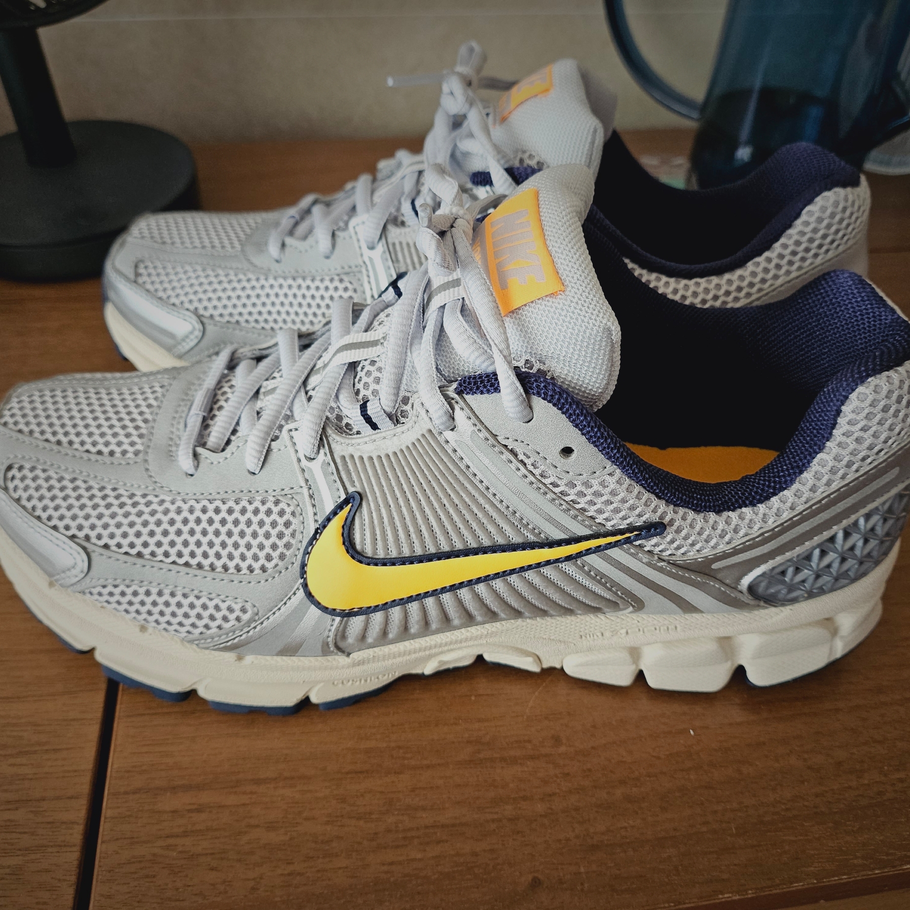 Nike Zoom Vomero 5 Pure Platinum and Laser Orange 착용 스타일 - 3