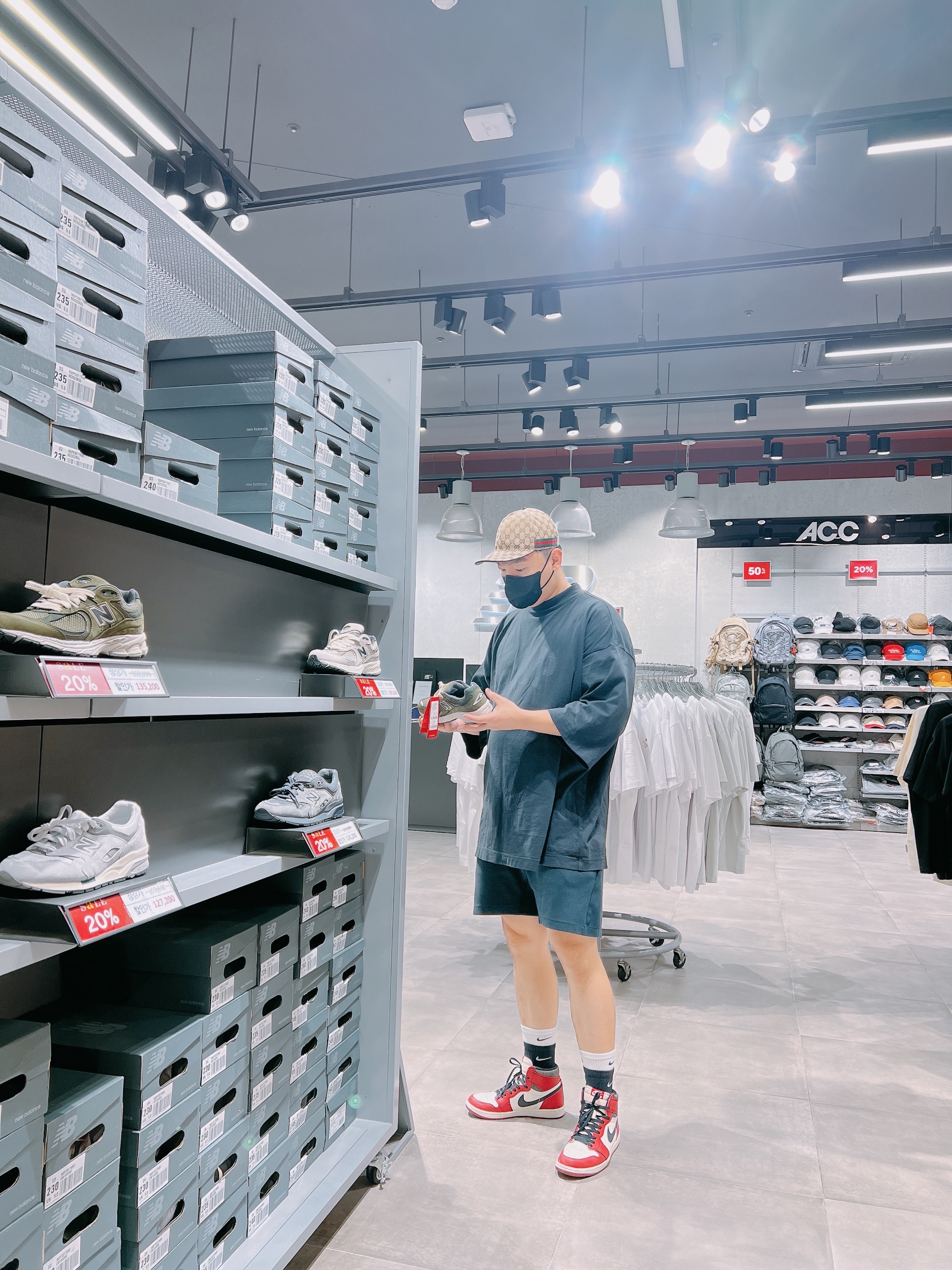 Jordan 1 Retro High OG Chicago 2022, Nike Everyday Plus Cushioned Training Crew Socks Black White (Korean Ver.) 착용 스타일 - 2