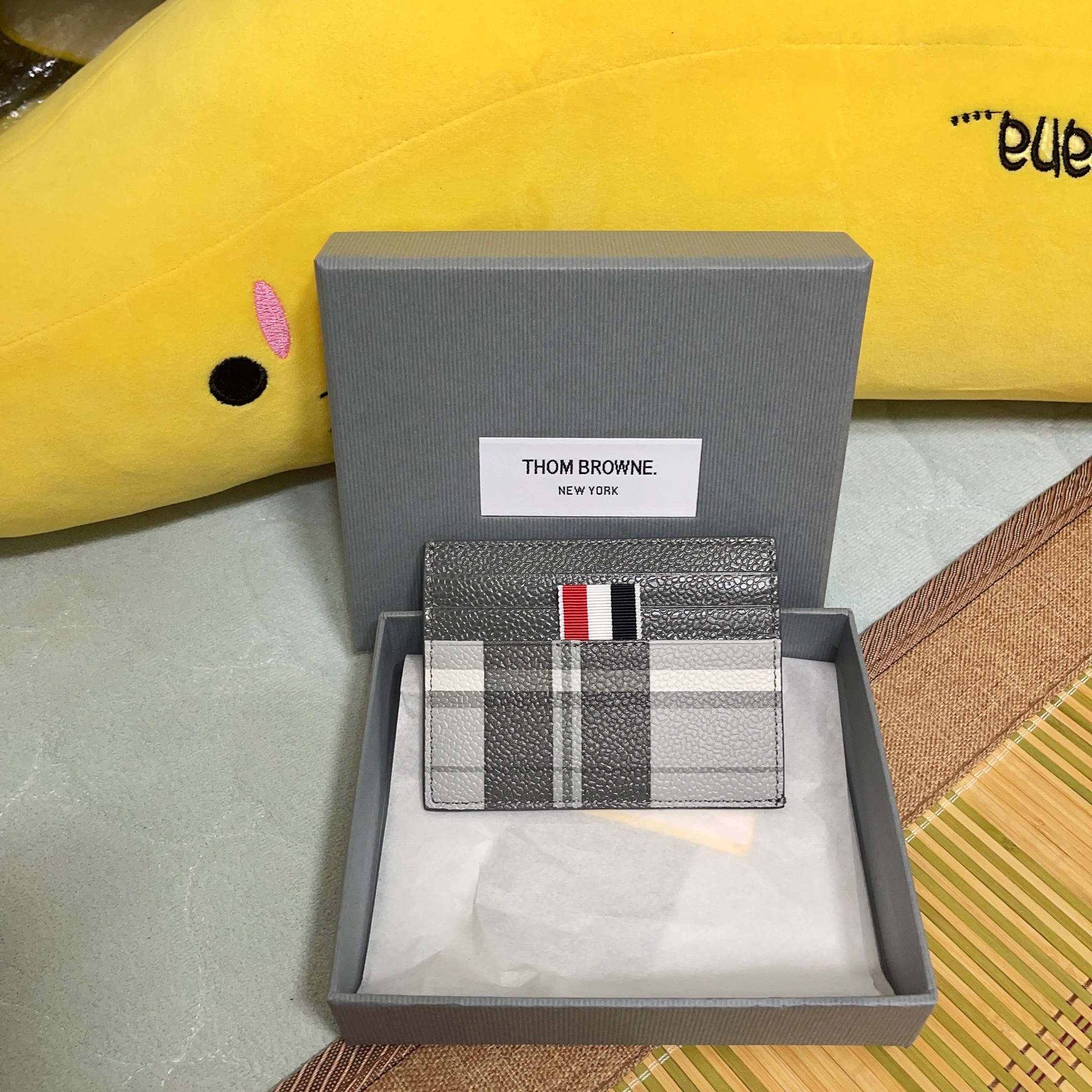 Thom Browne Madras Pebble Grain Leather 4-Bar Single Card Holder Black White 착용 스타일