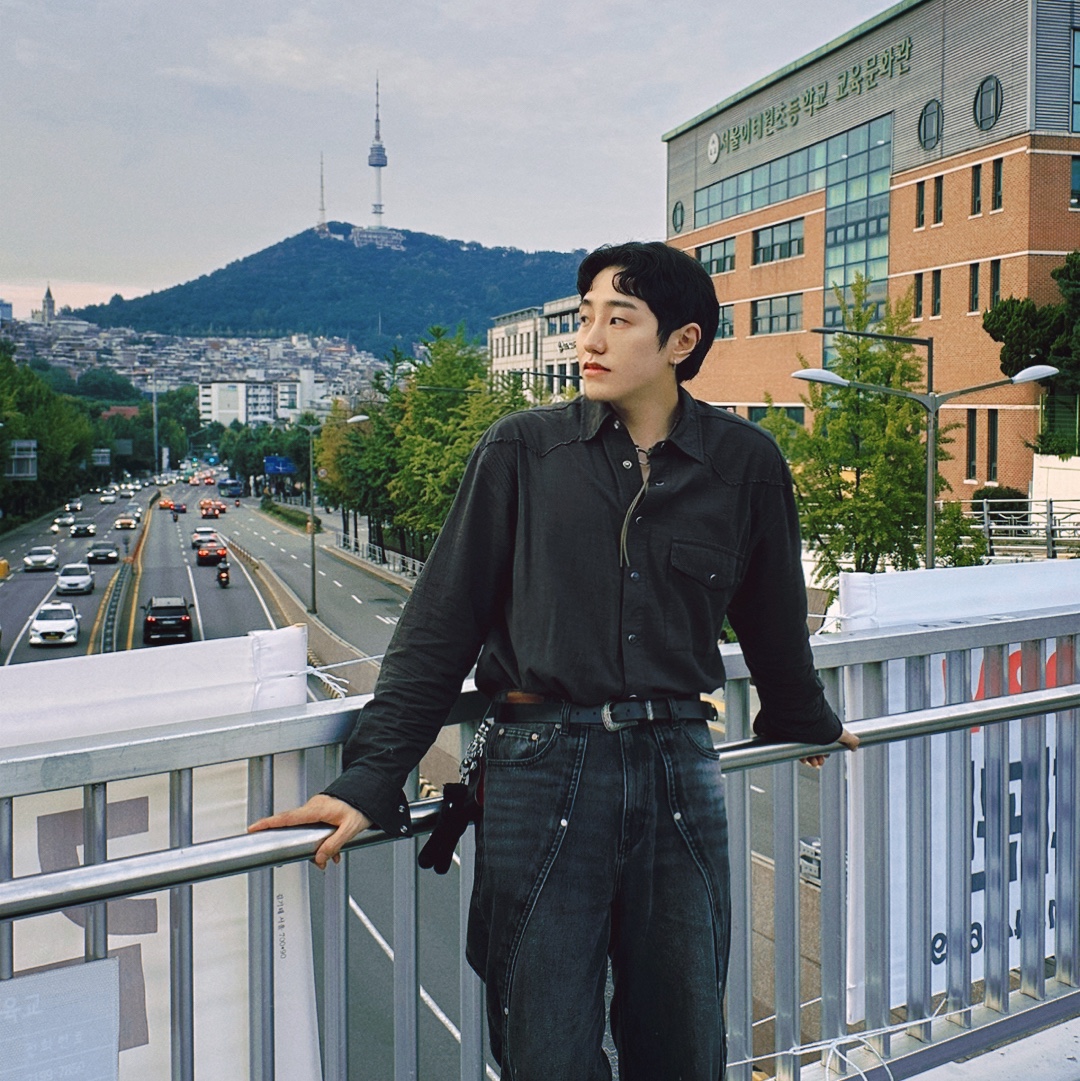 Comfort Piyong Keyring Black, Our Legacy Ladon Leather Keychain Olive 착용 스타일 - 1