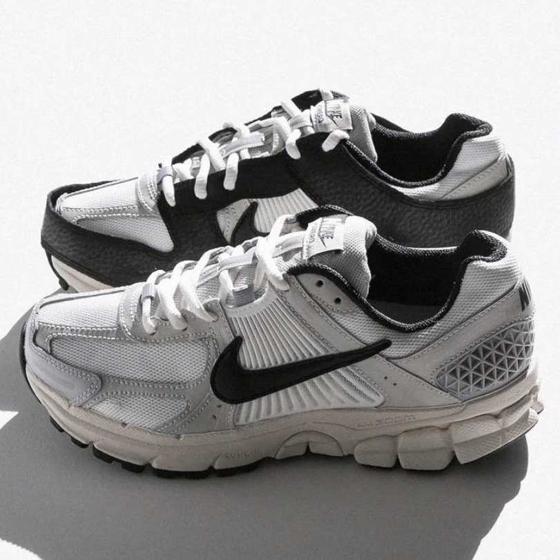 (W) Nike Zoom Vomero 5 Wolf Grey and Black 착용 스타일 - 5