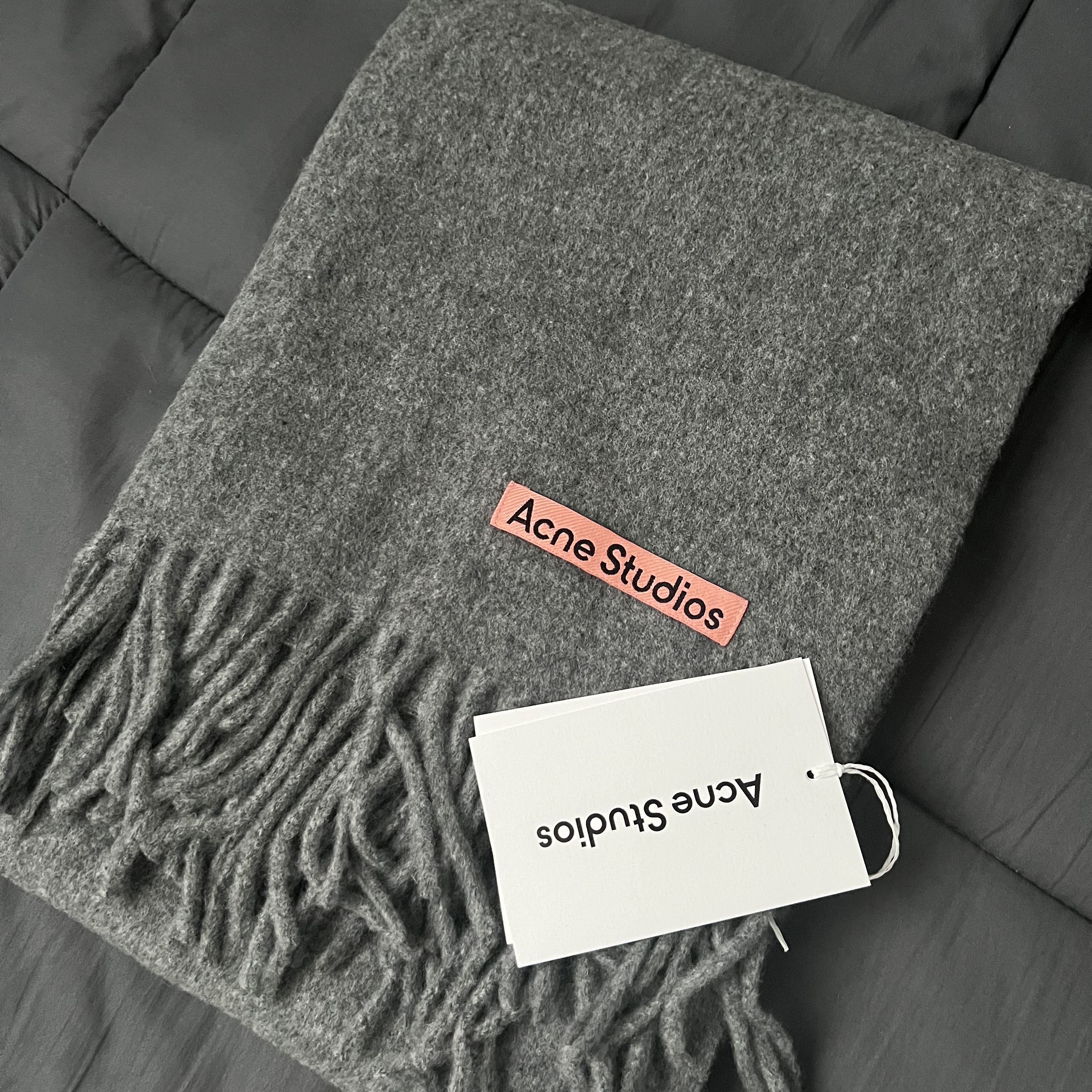 Acne Studios Narrow Wool Fringe Muffler Grey Melange 착용 스타일