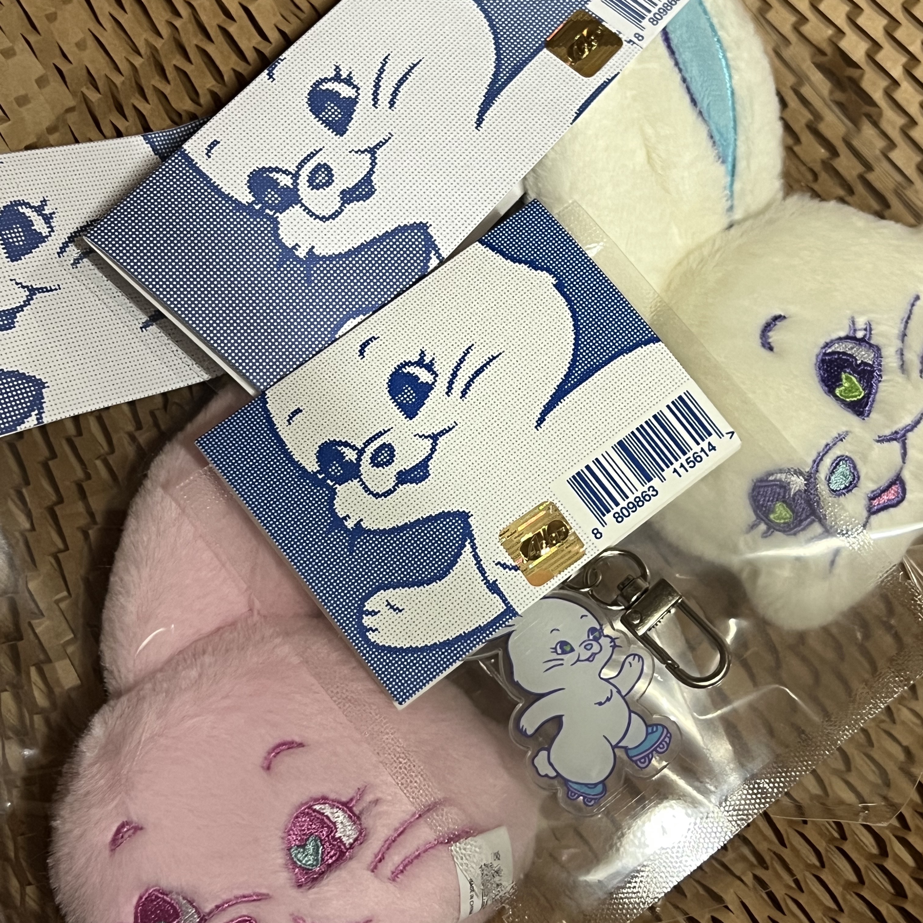 NewJeans Tokki Keyring White, NewJeans Tokki Merchandise Fluffy Keyring White 착용 스타일