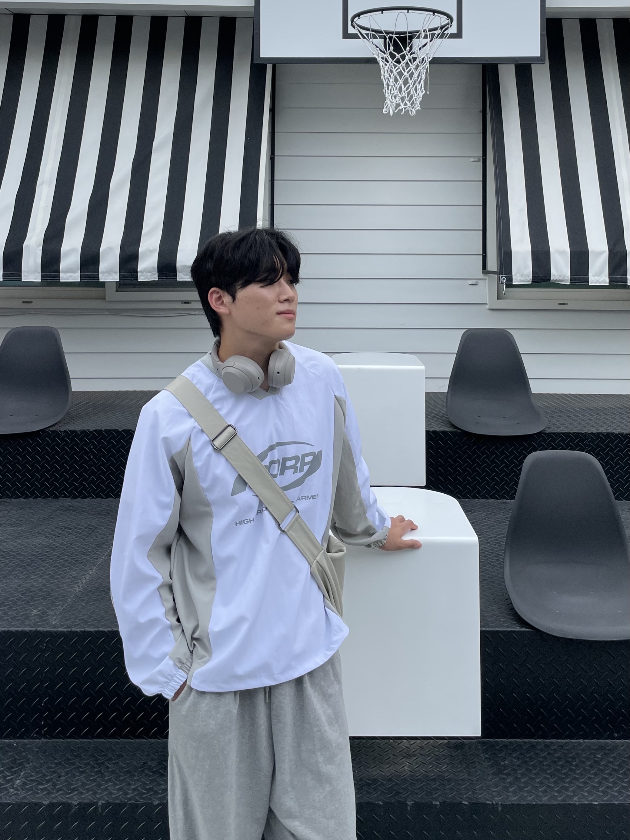 Sony WH-1000XM5 Silver (Korean Ver.), Nike Air Force 1 '07 Fresh White 착용 스타일 - 1