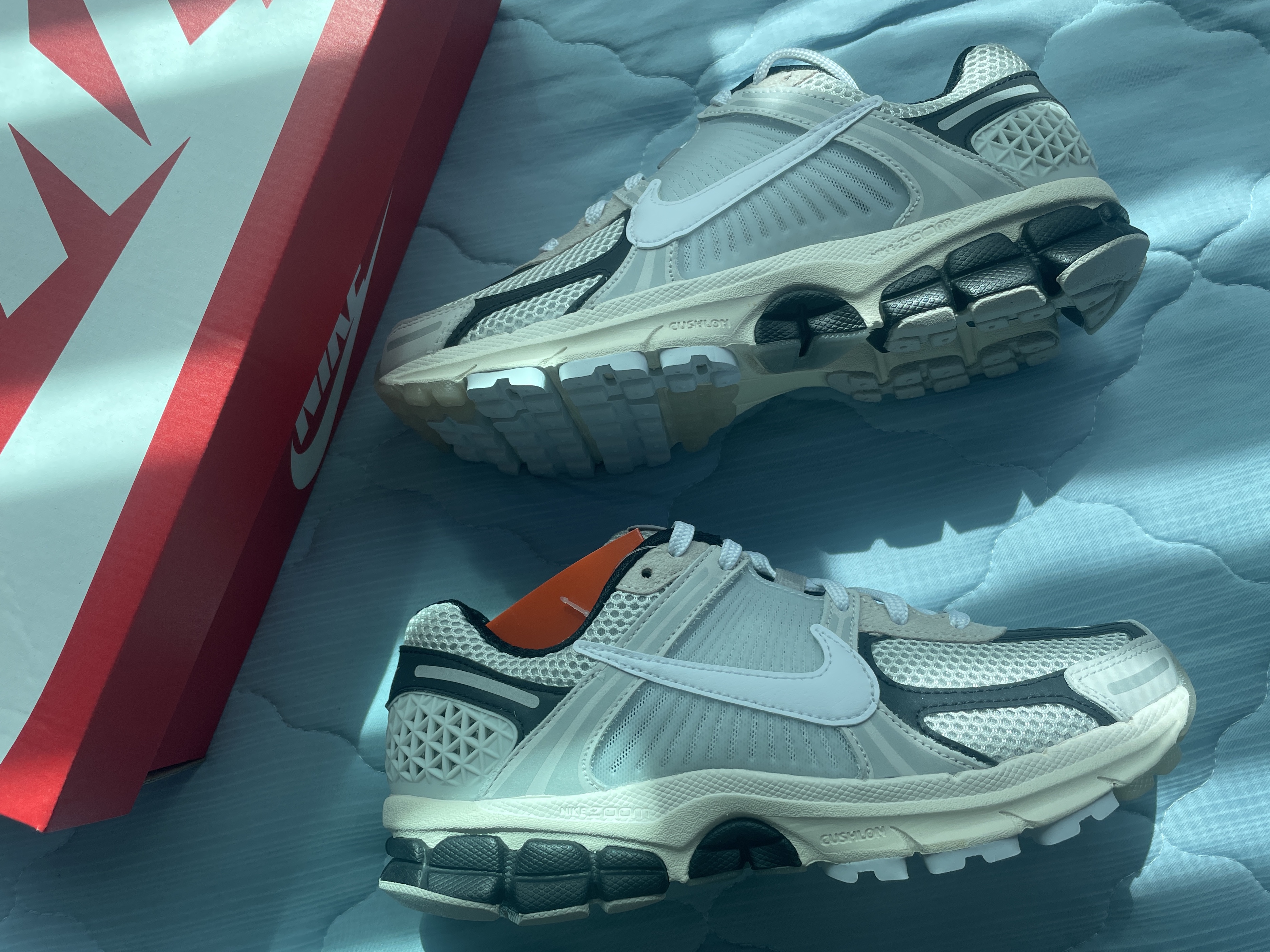 Nike Zoom Vomero 5 Light Bone and Black 착용 스타일