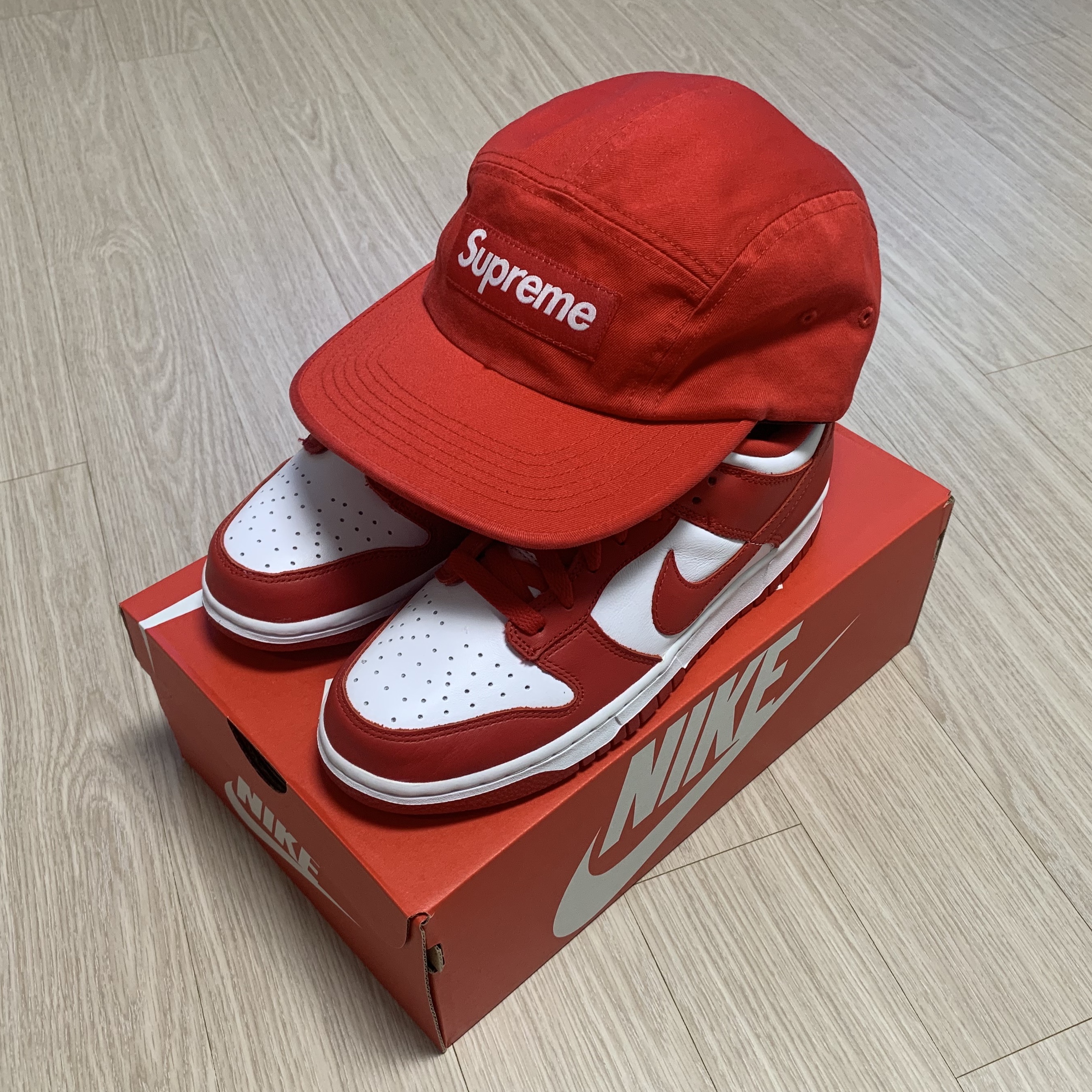 Supreme Washed Chino Twill Camp Cap Red, Nike Dunk Low SP White and University Red 2023 착용 스타일 - 1