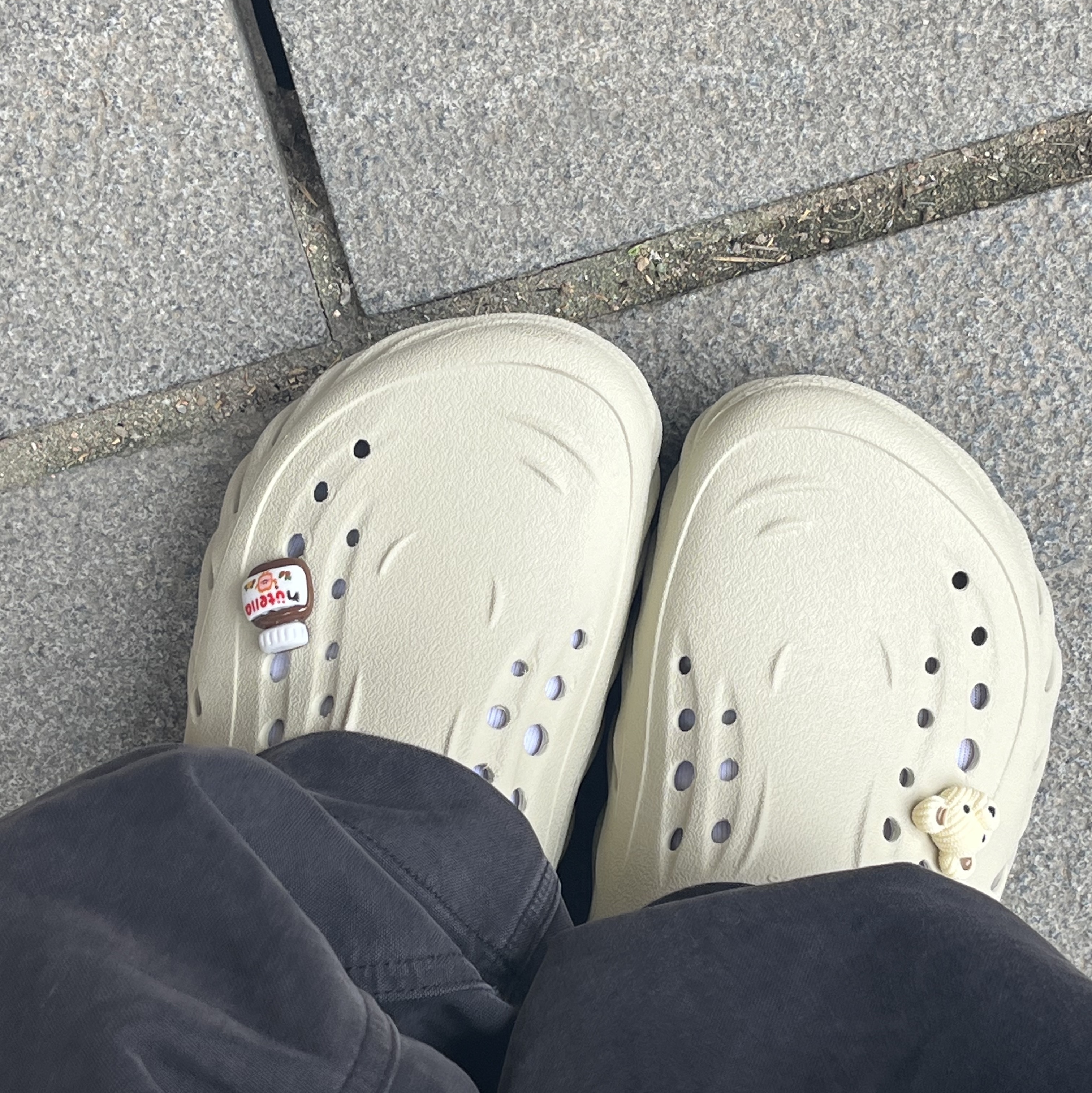 Crocs Echo Clog Bone Black 착용 스타일
