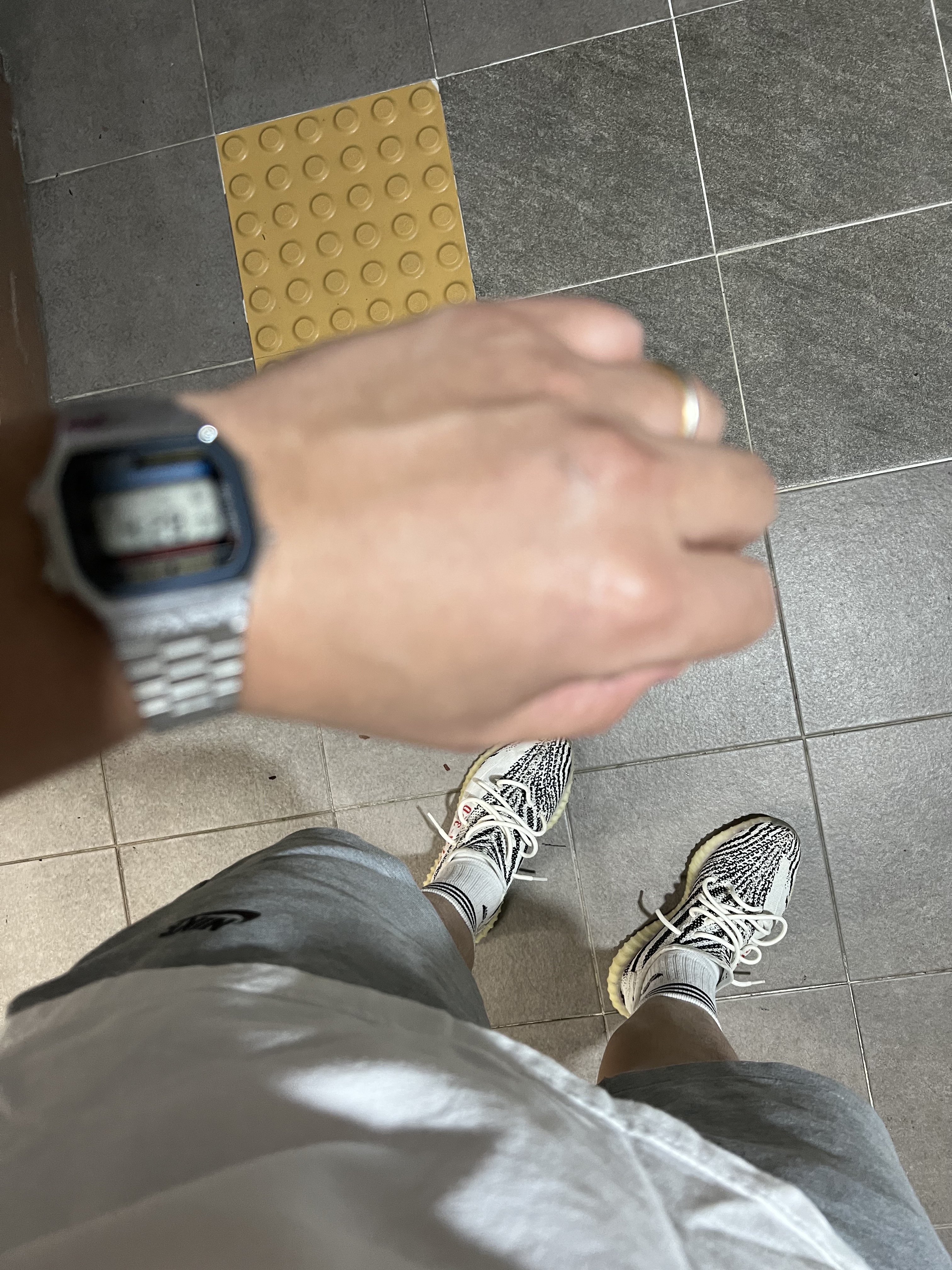 Casio A-159WA-N1, Adidas Yeezy Boost 350 V2 Zebra 2017/2019/2020 착용 스타일 - 2