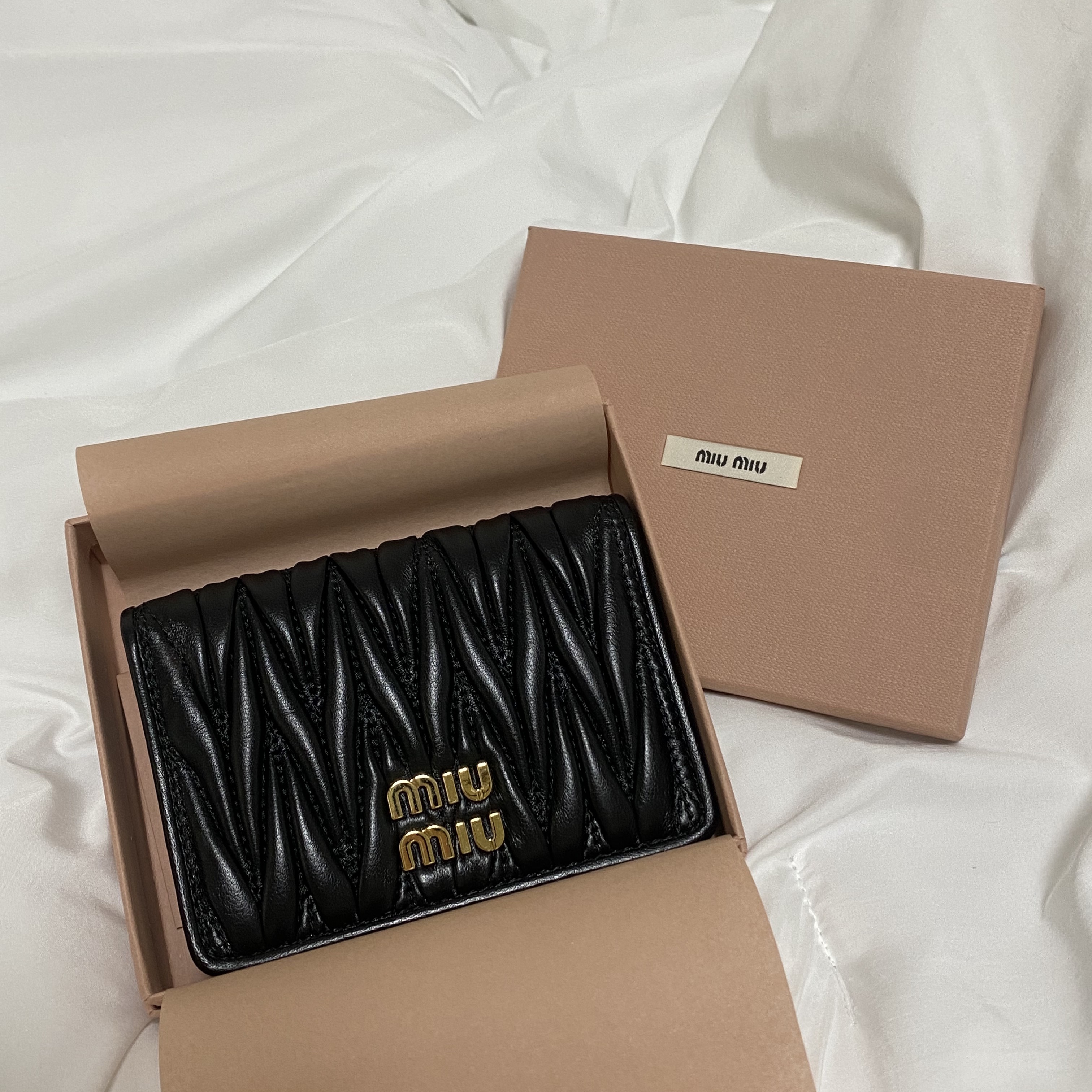 Miu Miu Matelasse Nappa Leather Card Holder Black 착용 스타일