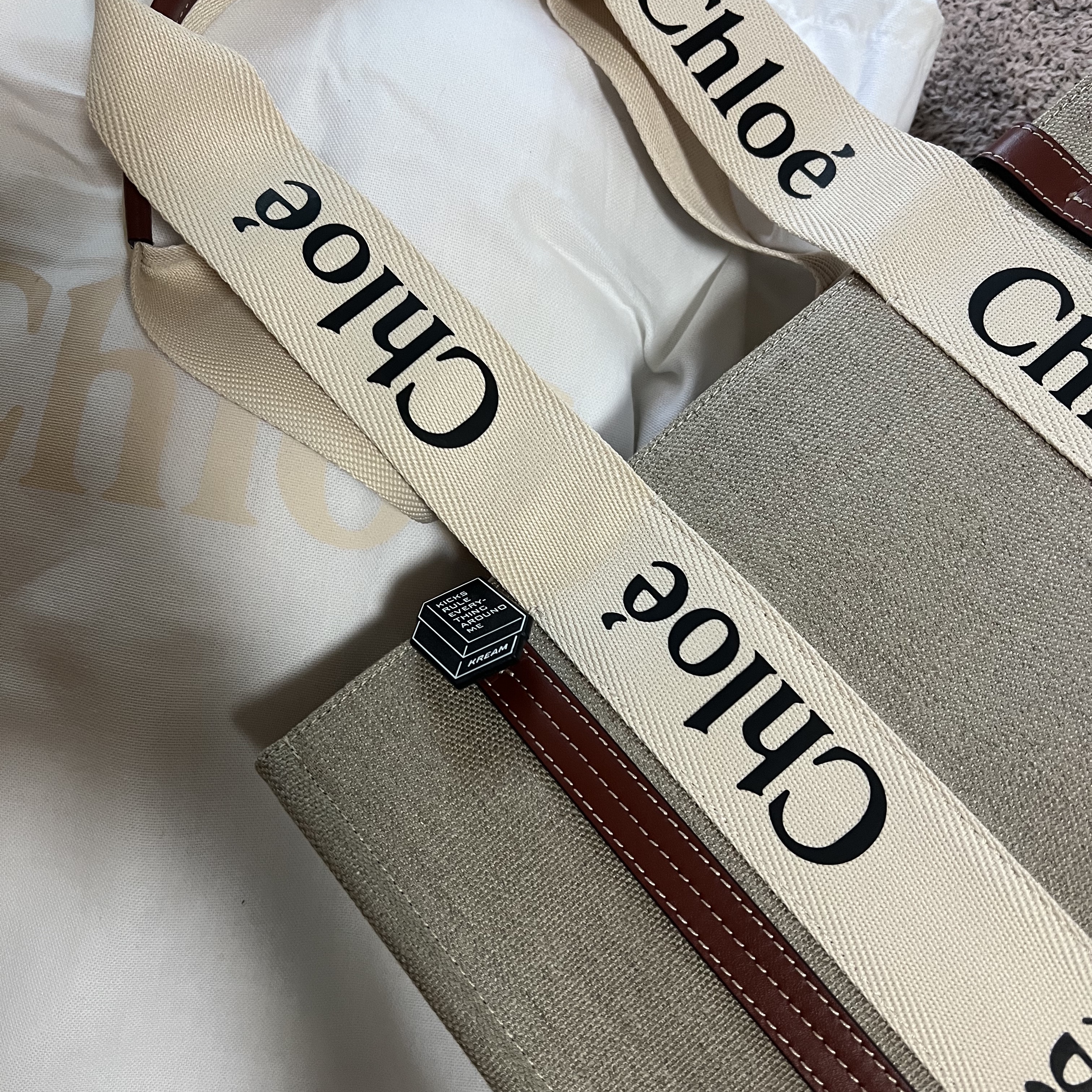 Chloe Woody Medium Tote Bag White Brown 착용 스타일