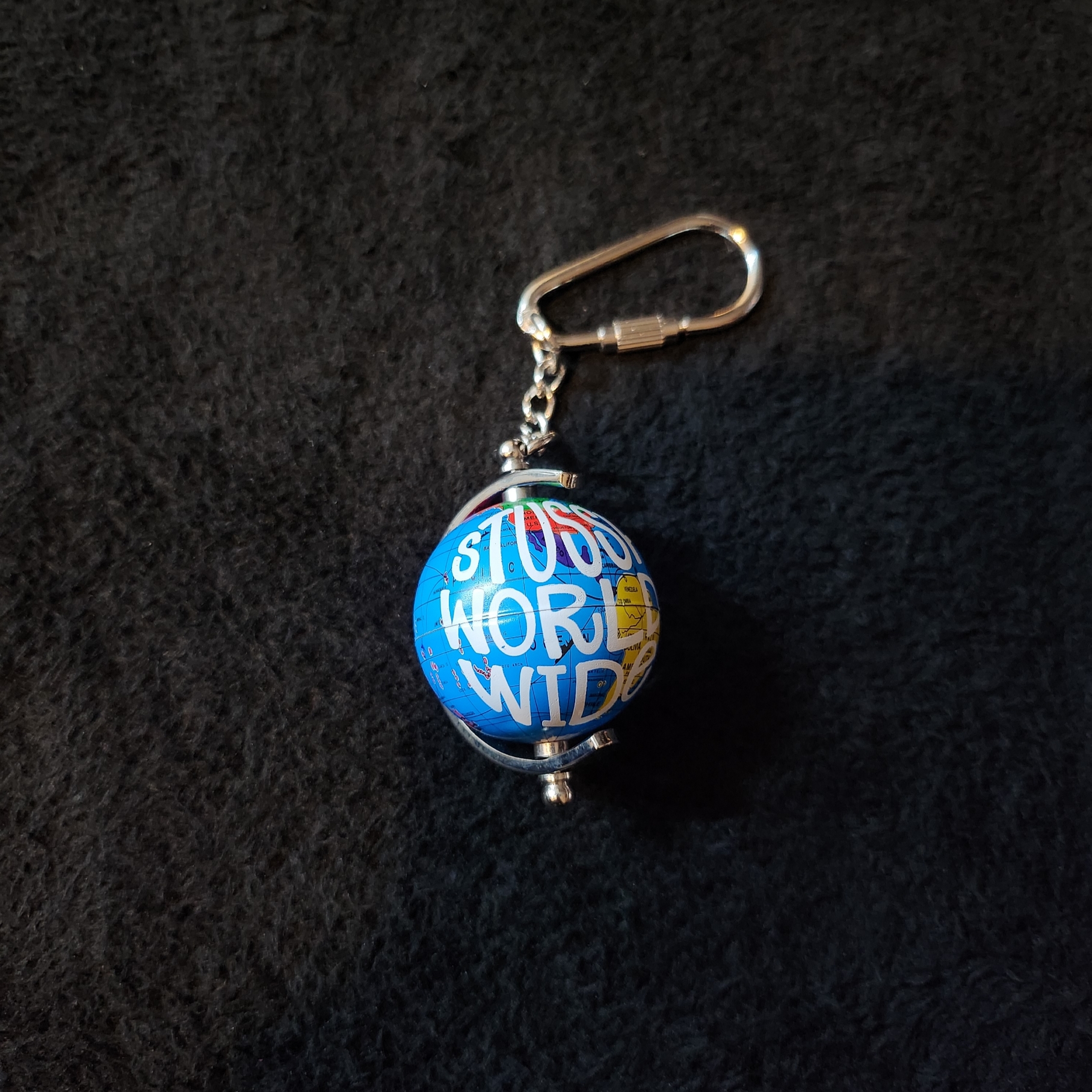 Stussy Globe Keychain Multi 착용 스타일
