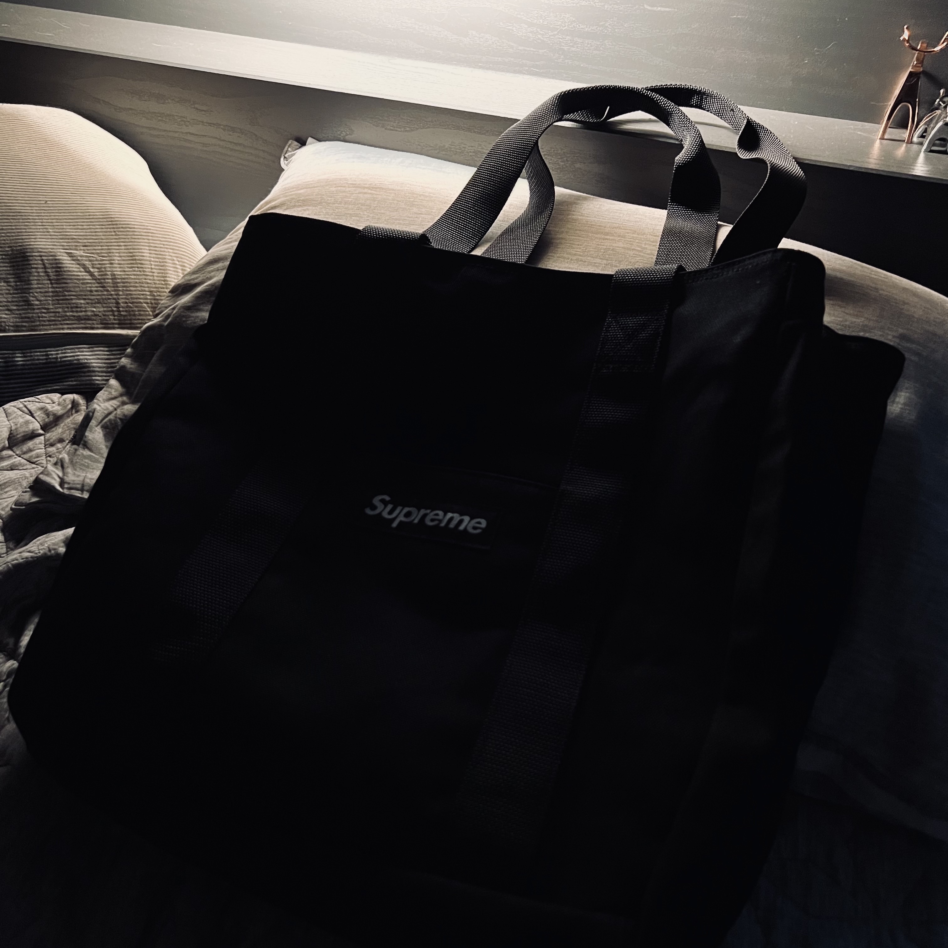 Supreme Canvas Tote Black 착용 스타일