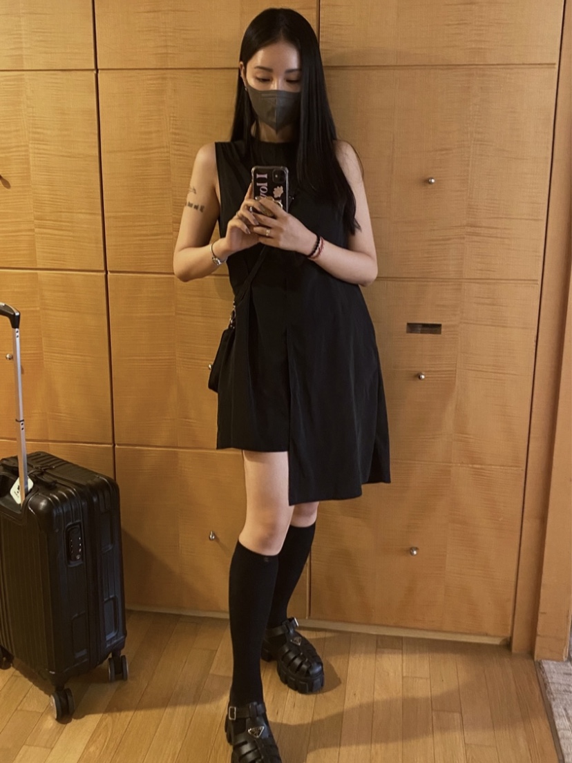 (W) Prada Rubber Sandal Black, Prada Re-Edition 2005 Re-Nylon Mini Hobo Bag Black 착용 스타일 - 3