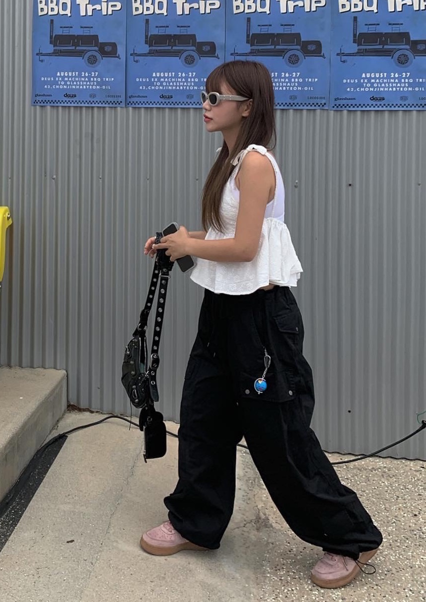 Stussy Globe Keychain Multi, Balenciaga Arena Lambskin Le Cagole XS Shoulder Bag Black 착용 스타일 - 1