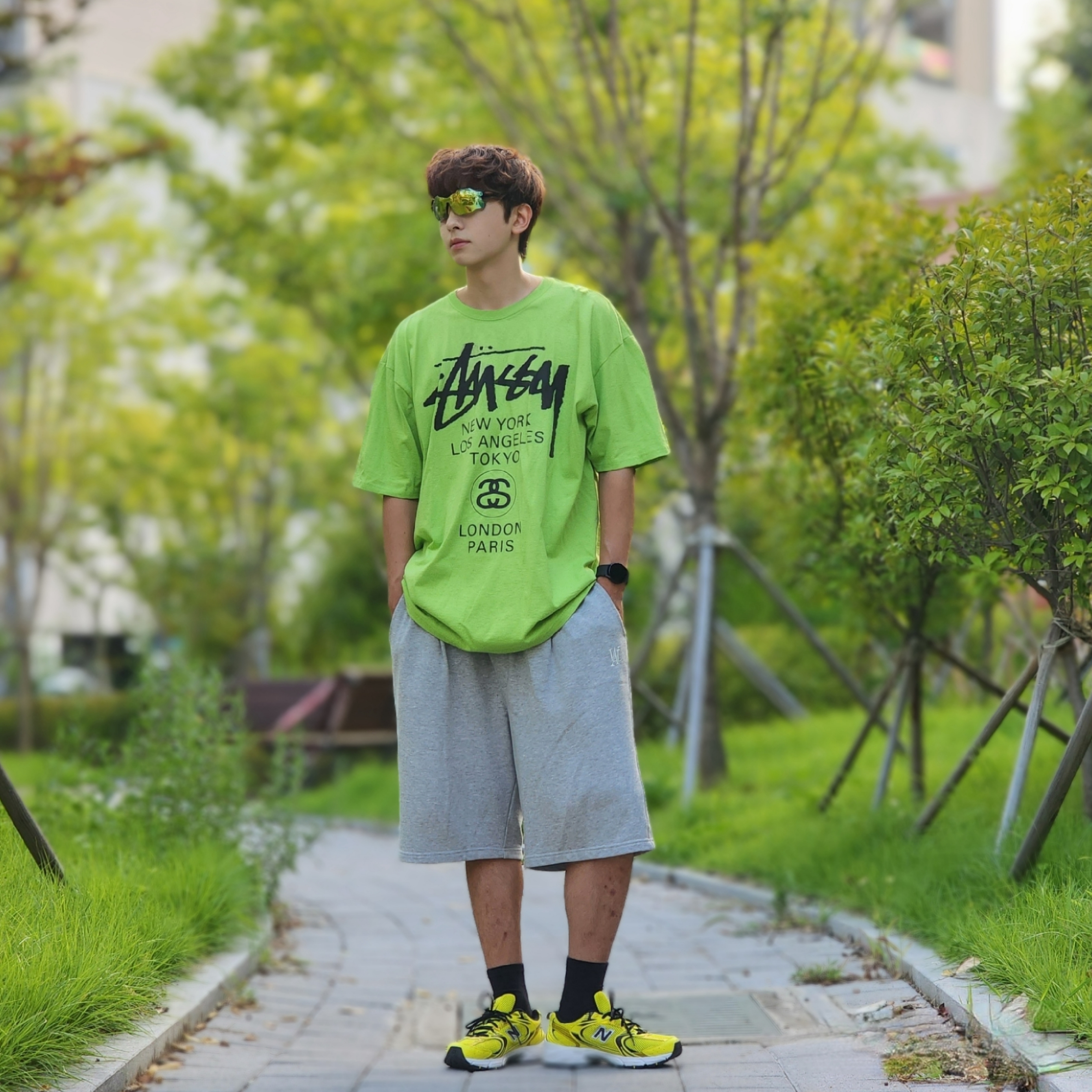 Stussy World Tour T-Shirt Tea 2023, New Balance 530 Yellow 착용 스타일 - 3
