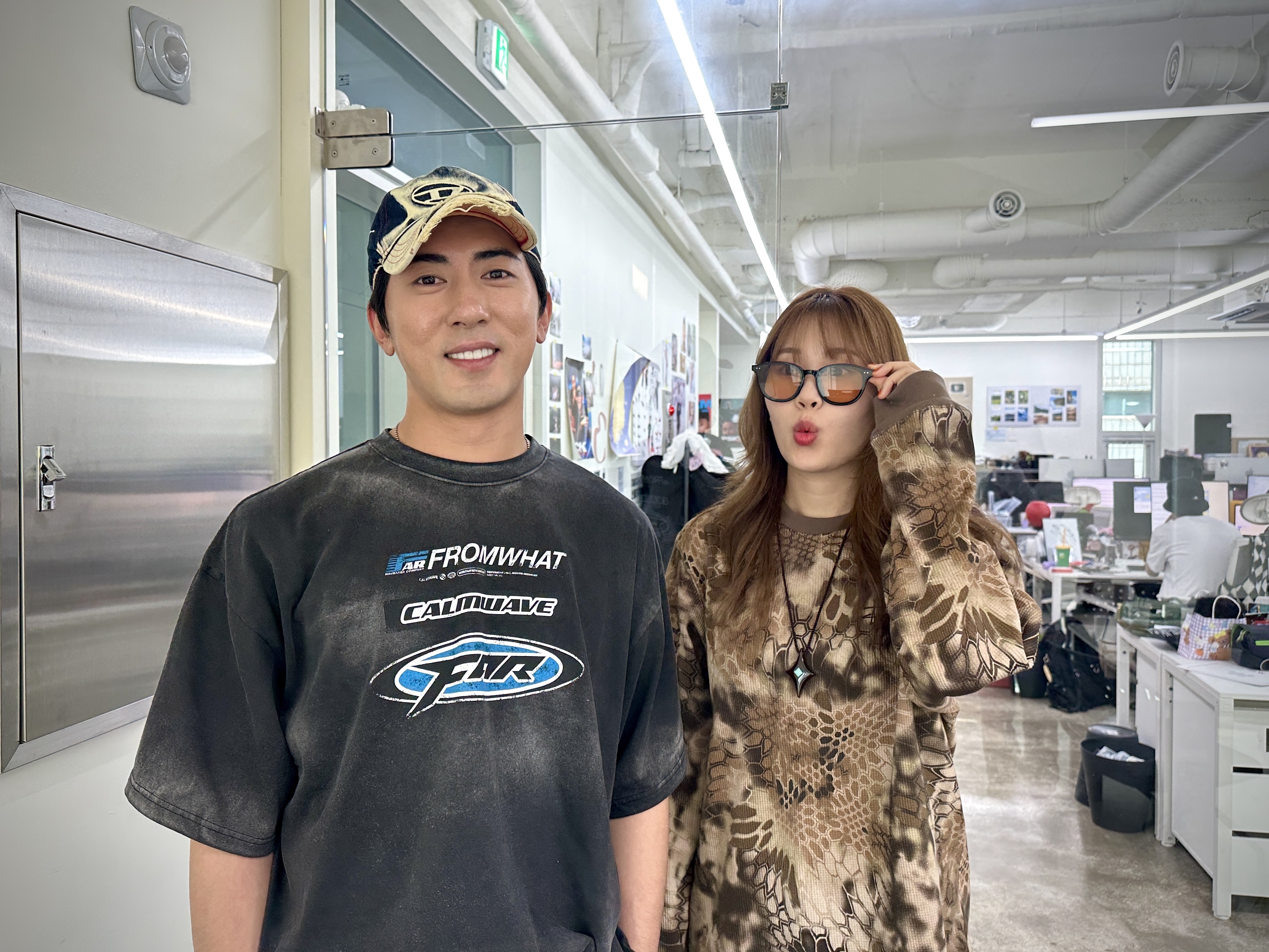 Diesel C-Seymon Treated Denim Baseball Cap Blue White, Farfromwhat Far Washed Logo T-Shirt Black 착용 스타일