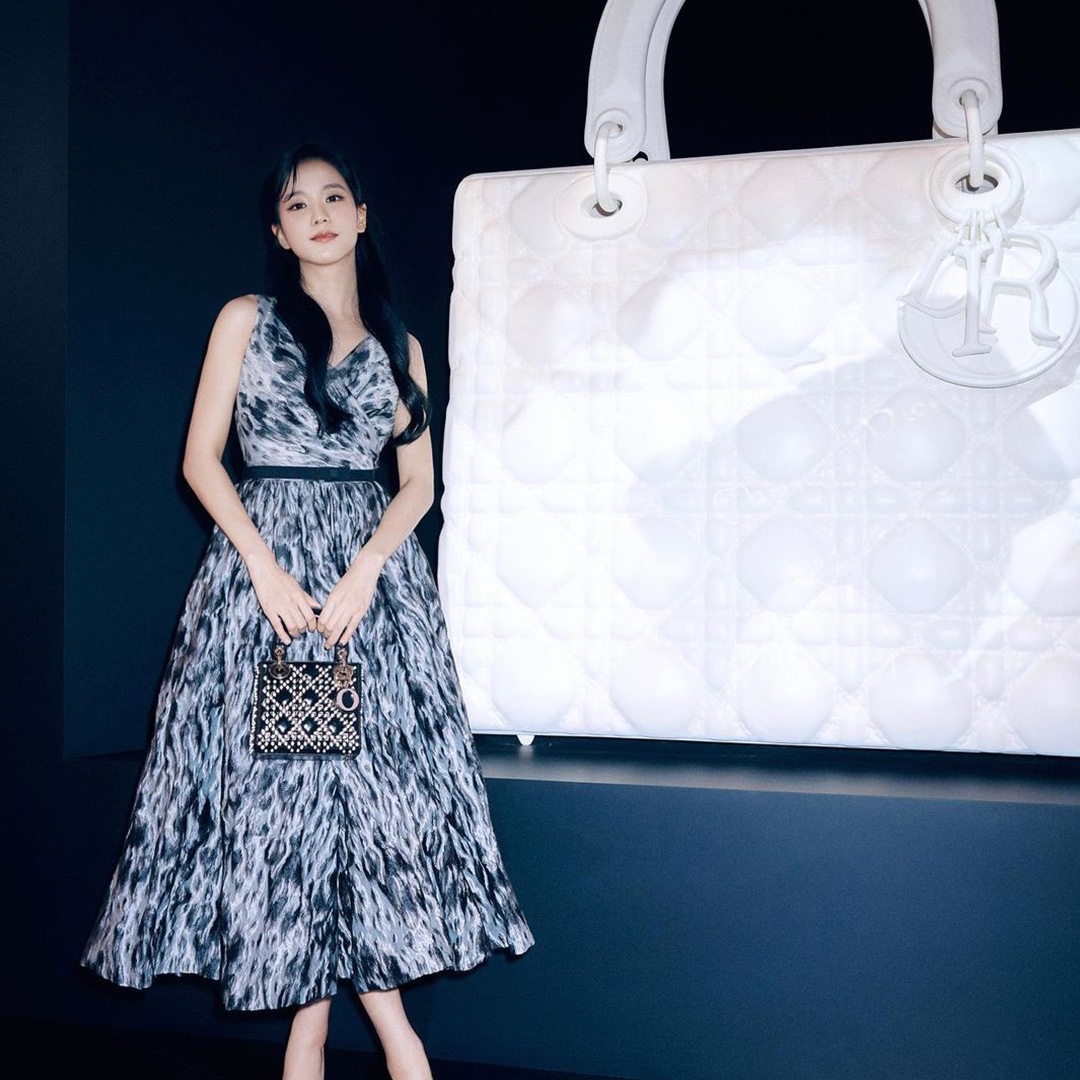 Dior Small Lady Bag My ABCDior Cannage Lambskin Deep Ocean Blue, Dior Small Lady Bag My ABCDior Cannage Lambskin Black 착용 스타일 - 5