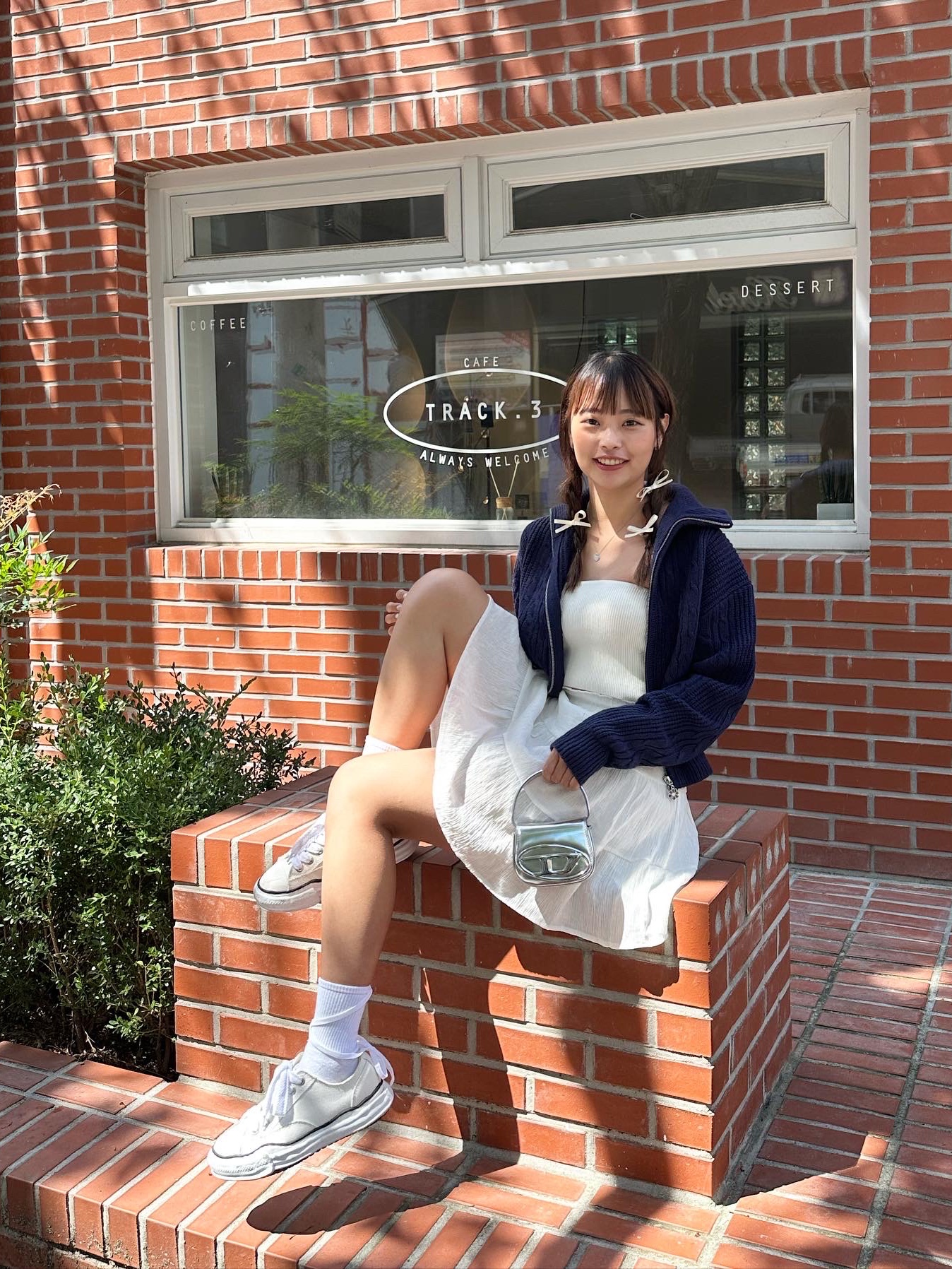 Maison Mihara Yasuhiro Peterson OG Sole Canvas Low Sneakers White, Diesel 1DR Mini Bag in Mirrored Leather Silver 착용 스타일 - 3