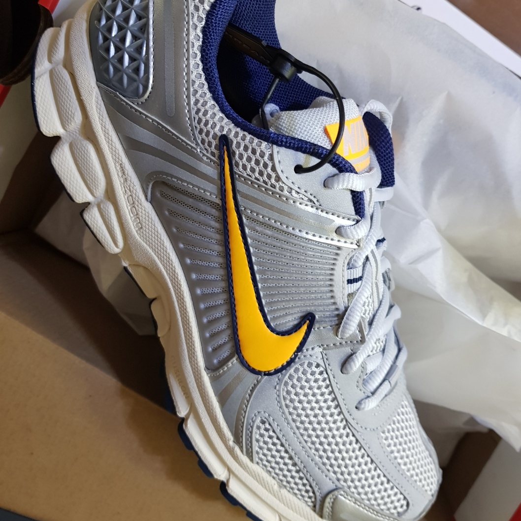 Nike Zoom Vomero 5 Pure Platinum and Laser Orange 착용 스타일 - 2