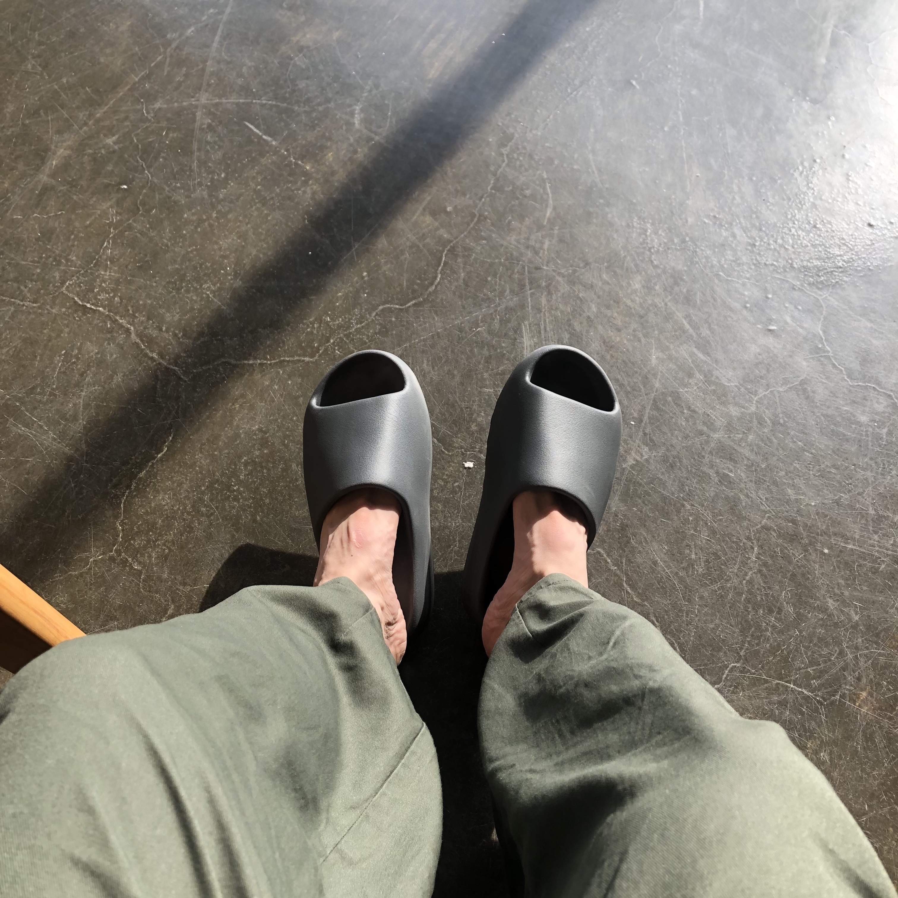 Adidas Yeezy Slide Slate Grey 착용 스타일 - 1