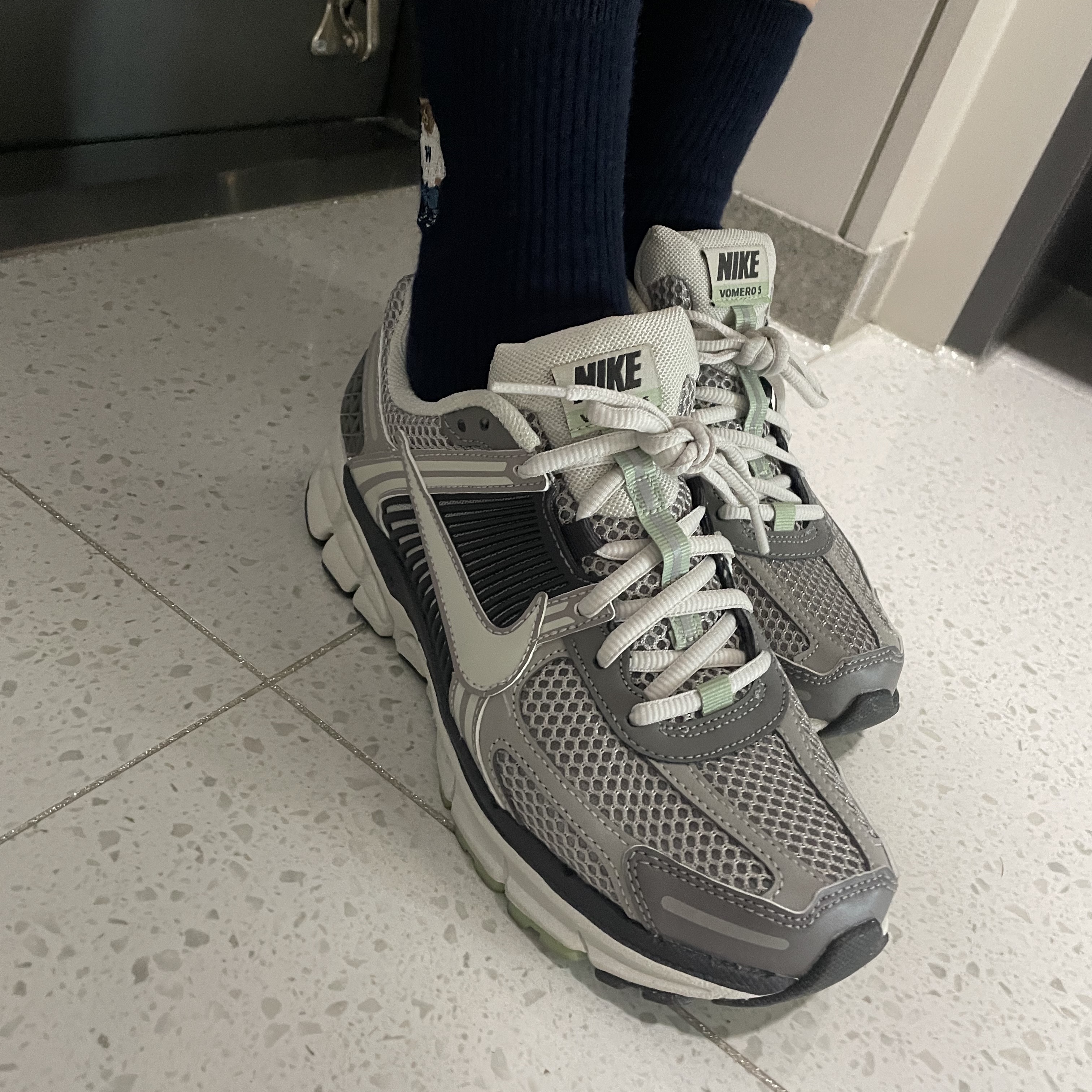 (W) Nike Zoom Vomero 5 Cobblestone and Flat Pewter 착용 스타일 - 1