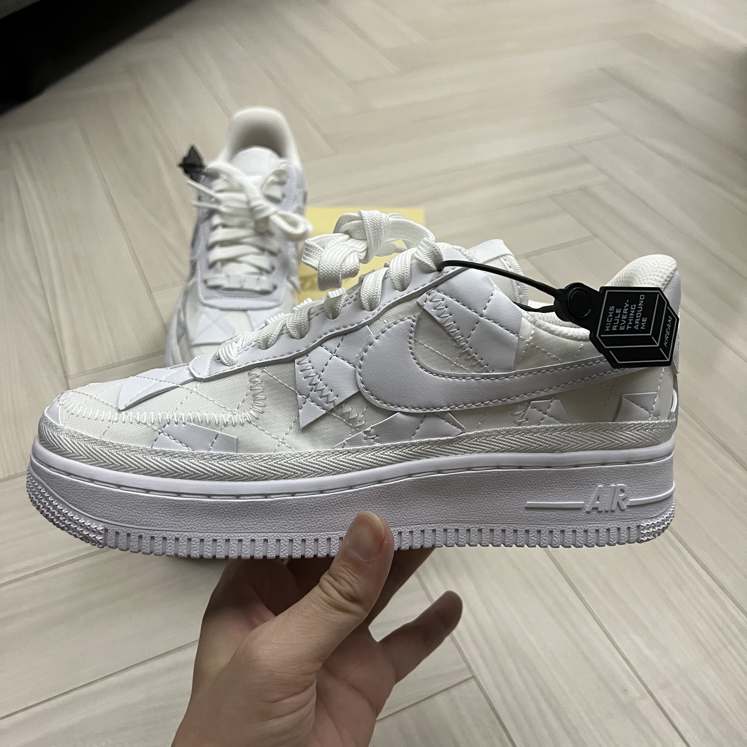 Nike x Billie Eilish Air Force 1 Low SP Triple White 착용 스타일 - 3