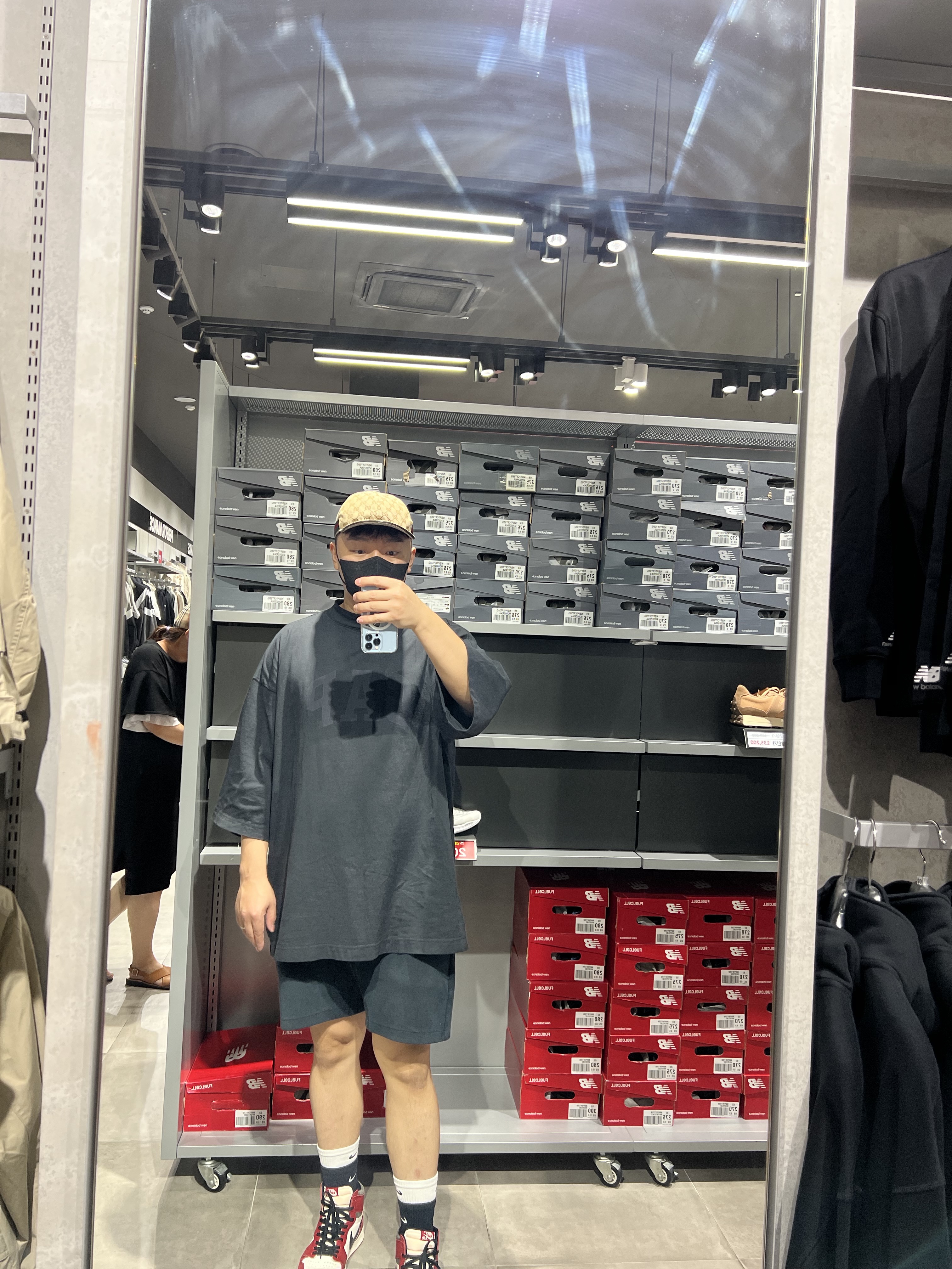 Jordan 1 Retro High OG Chicago 2022, Nike Everyday Plus Cushioned Training Crew Socks Black White (Korean Ver.) 착용 스타일 - 1