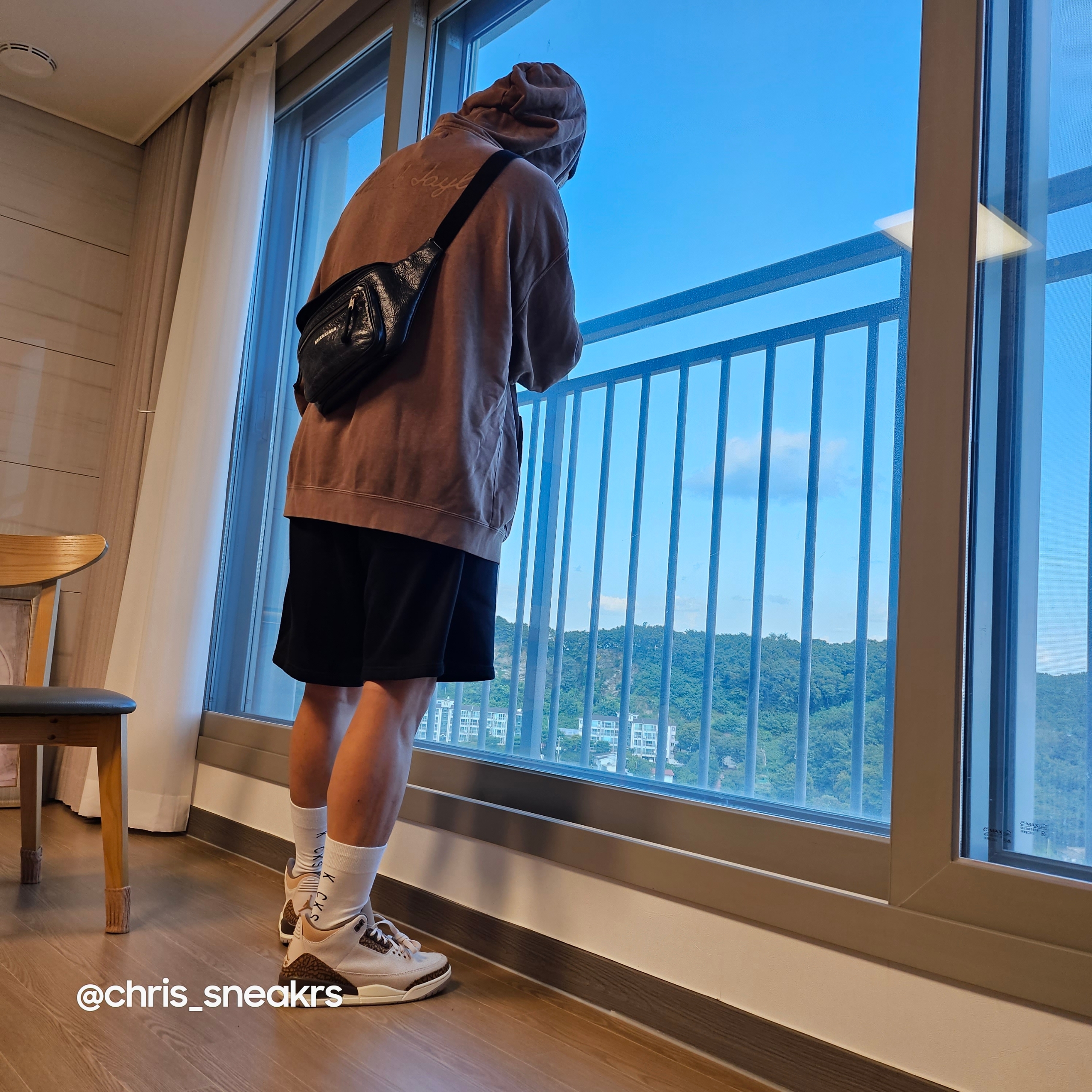 [KREAM 단독] Won Chaser New Money Shorts Black, Jordan 3 Retro Orewood Brown 착용 스타일 - 3